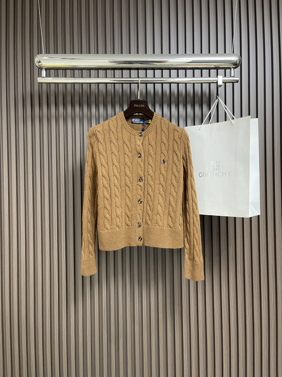 NO:514126,RALPH LAUREN Cable Pony pattern embroidered cardigan, women's style, a dazzling design, unconsciously attracted by the eyes, the style is a basic classic retro crimp cardigan, using imported woven, woven three-dimensional crimp, concave and convex three-dimensional, visible texture texture, full texture ~ Size S-M-L,,loro piana,alexander wang19860909RALPH LAUREN 绞花小马图案刺绣开衫,女款 让人眼前一亮的设计,目光不自觉地被吸引,版型是一个基础的经典复古绞花款开衫,采用进口机织,织造立体绞花,凹凸立体,肉眼可见的纹理质感,质感满分～ 尺码S-M-L,,loro piana,alexander wang,Men's clothing