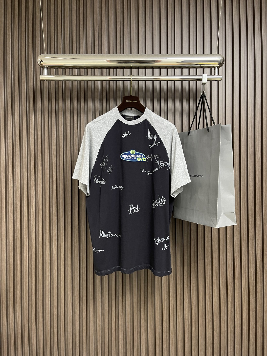 NO:518308,BALENCIAGA Balenciaga logo splicing plug shoulder short-sleeved T-shirt, the fabric is made of 32S double yarn pull-up 270g pure cotton material, woven with plain weave structure. In the spinning process, the double yarn process makes the yarn tighter, ensuring that the fabric is flat and delicate and the texture is tight; the printing adopts an elastic and environmentally friendly glue formula with anti-washing water, and the metal technology-sensing signature design is accurately printed on the fabric. During the printing process, the glue and the fabric are perfectly integrated by precise control of temperature, pressure and time; the straight and delicate sewing process, the needle is even and fine, ensuring the overall structure of the T-shirt is firm and comfortable to wear!  Size XS-L, balenciaga, balenciaga, T-shirt,tees, t-shirt,alexander wang19860909BALENCIAGA 巴黎世家标识拼接插肩短袖T恤,面料选用32S双纱拉架270g纯棉材质,以平纹组织结构织造,在纺纱环节,双纱工艺让纱线更紧实,确保面料平整细腻、质地紧密；印花采用防洗水的弹力环保胶浆配方,将金属科技感签名设计精准印制在面料上,在印制过程中,通过精确控制温度、压力和时间,使胶浆与面料完美融合；平直细腻的缝制工艺,针均匀细密,确保了T恤的整体结构牢固且穿着舒适！尺码XS-L,,balenciaga,balenciaga,T-shirt,tees，t-shirt,alexander wang,Men's clothing