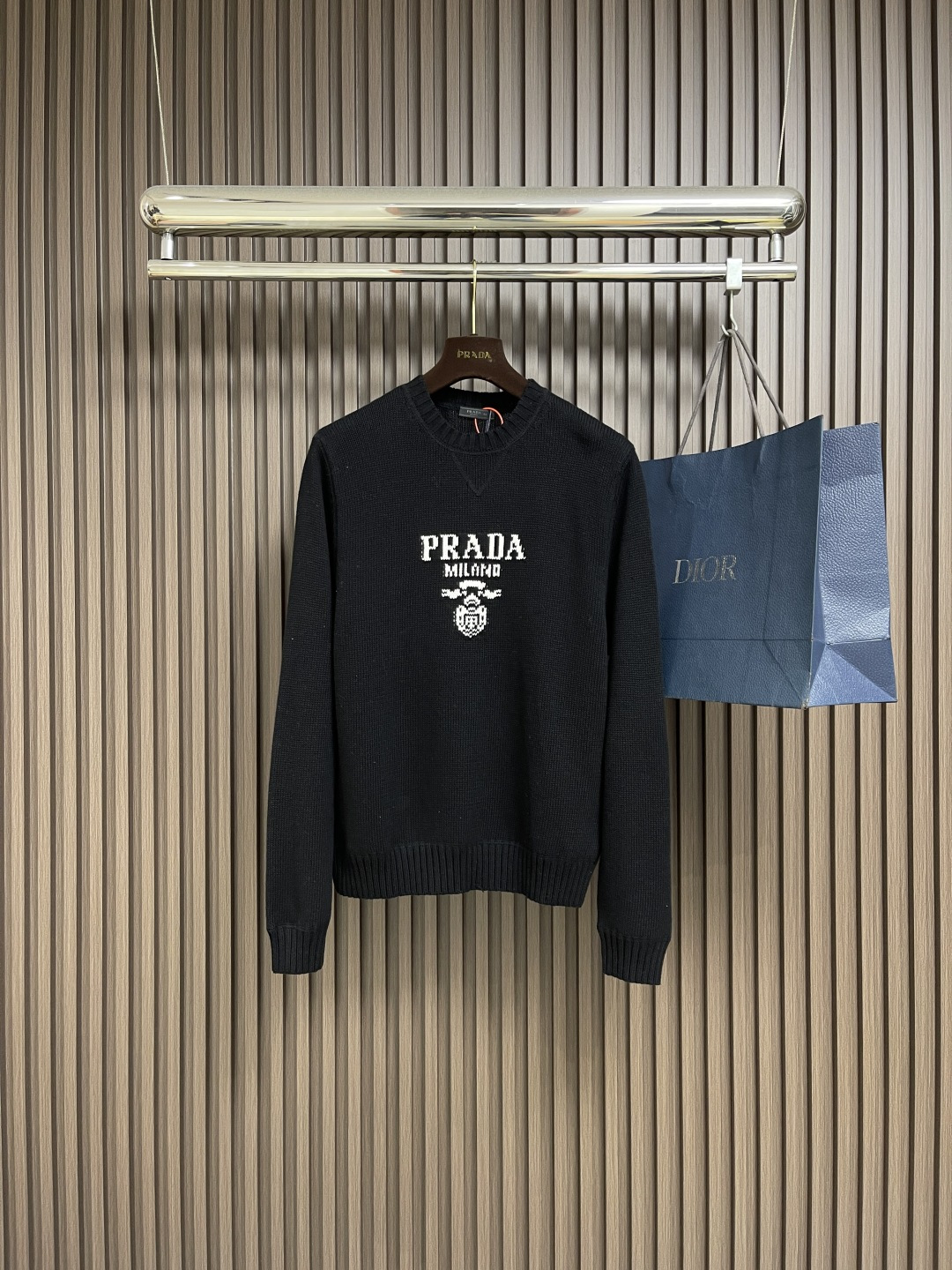 NO:518309,Prada jacquard round neck knit sweater, 55° velvet luxury cashmere material, full texture, comfortable skin, base with high-end gray, deep and elegant, black jacquard pen, outlines a beautiful Italian painting, the iconic Prada logo is eye-catching in jacquard, unique design with the collar triangle, complements the brand recognition, follows Prada's usual simple style, classic posture, opens up the infinite possibilities of fashionable matching, is organized by imported German machines, precisely controls the arrangement and interweaving of yarns carefully intertwined on the loom Prada logo jacquard art pattern inlay, fabric is more vivid and three-dimensional, using seam three-dimensional seam. It uses specific sewing methods at the joints to make the clothes appear more three-dimensional and fit the body. The workmanship is complicated and complicated, and the laundry washing water and soft smell removal process  Deep cleaning and deodorizing clothing with professional washing equipment and specific detergents Improve the feel and appearance of clothing. Size 46-52, prada, sweaters, alexander wang19860909Prada 提花圆领针织毛衣,定织韵55°绒奢羊绒毛料 质感十足 舒适贴肤 以高级灰为底 深沉而不失优雅 黑色提花作笔 勾勒出一幅意式奢尚的绝美画卷 标志性Prada徽标以提花方式醒目呈现 与领口三角区拼接独特设计相得益彰增添品牌辨识度 遵循了Prada一贯的简约风格 以经典之姿 开启时尚搭配的无限可能,德国进口机提花组织而成 精确地控制纱线的排列和交织方式 在织机上精心交织 Prada徽标提花艺术图案镶饰 织物更加生动立体,采用接缝立体缝线 它通过在接缝处使用特定的缝纫方法 使衣物呈现出更加立体和贴合身体的效果 做工繁琐复杂,成衣洗水加软去味工艺 通过专业的洗涤设备和特定的洗涤剂 对衣物进行深度清洁和去味处理 改善衣物的手感和外观.尺码46-52,,prada,sweaters,alexander wang,Men's clothing