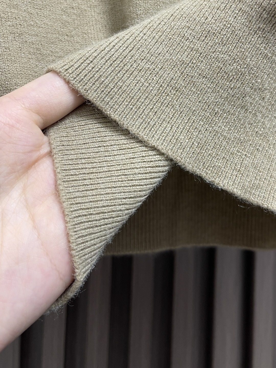 🛒🛒Burberry 2025ss新款针织POLO外套，选用轻盈羊绒混纺平织面料打造，点缀同色系马术骑士