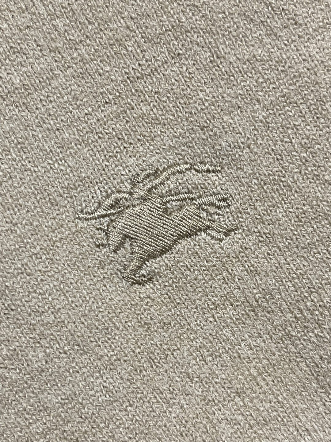 🛒🛒Burberry 2025ss新款针织POLO外套，选用轻盈羊绒混纺平织面料打造，点缀同色系马术骑士