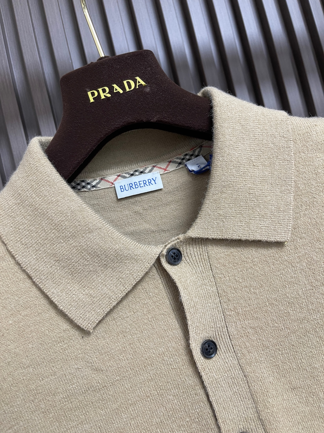 🛒🛒Burberry 2025ss新款针织POLO外套，选用轻盈羊绒混纺平织面料打造，点缀同色系马术骑士