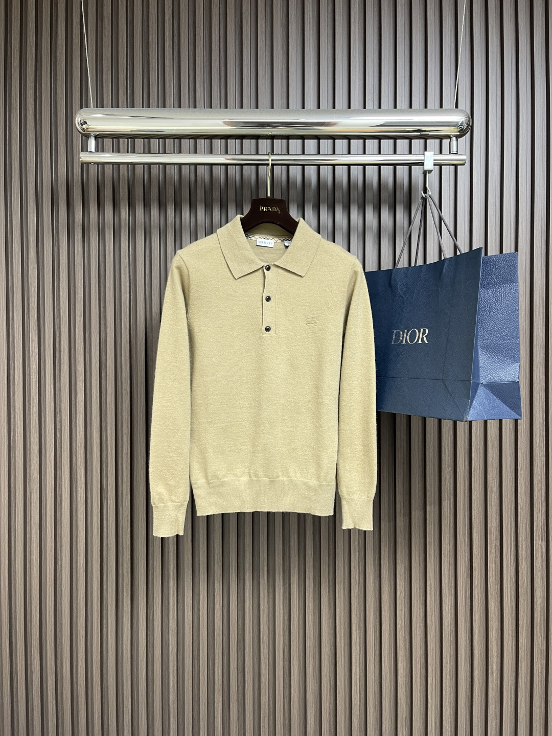 🛒🛒Burberry 2025ss新款针织POLO外套，选用轻盈羊绒混纺平织面料打造，点缀同色系马术骑士