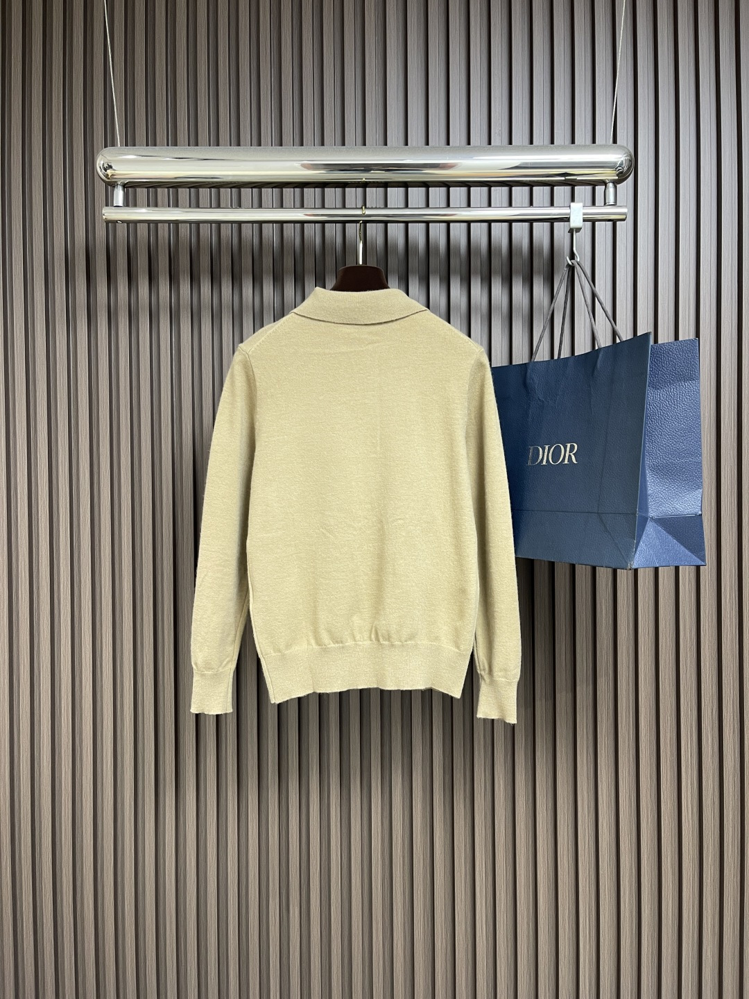 🛒🛒Burberry 2025ss新款针织POLO外套，选用轻盈羊绒混纺平织面料打造，点缀同色系马术骑士