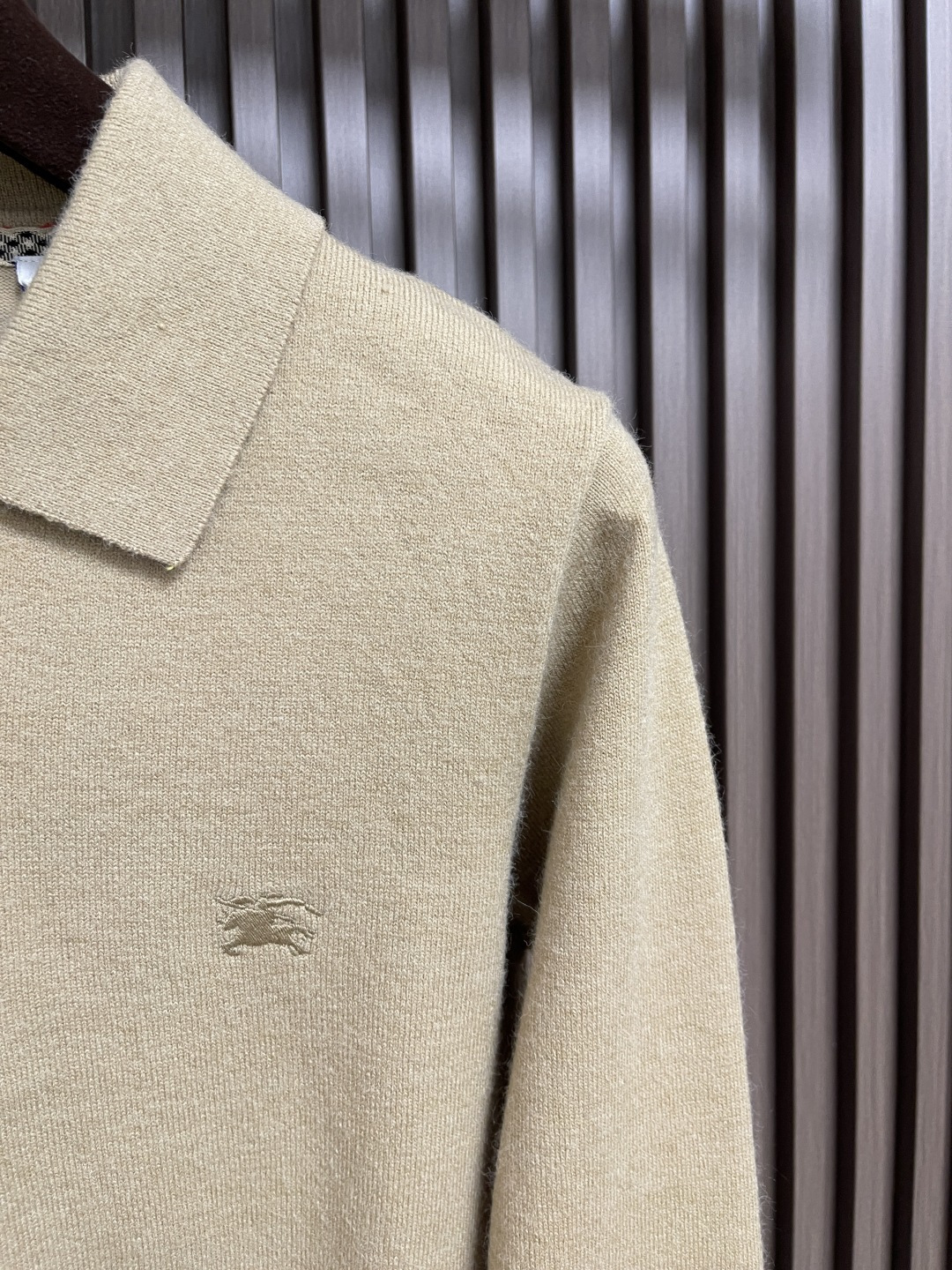 🛒🛒Burberry 2025ss新款针织POLO外套，选用轻盈羊绒混纺平织面料打造，点缀同色系马术骑士