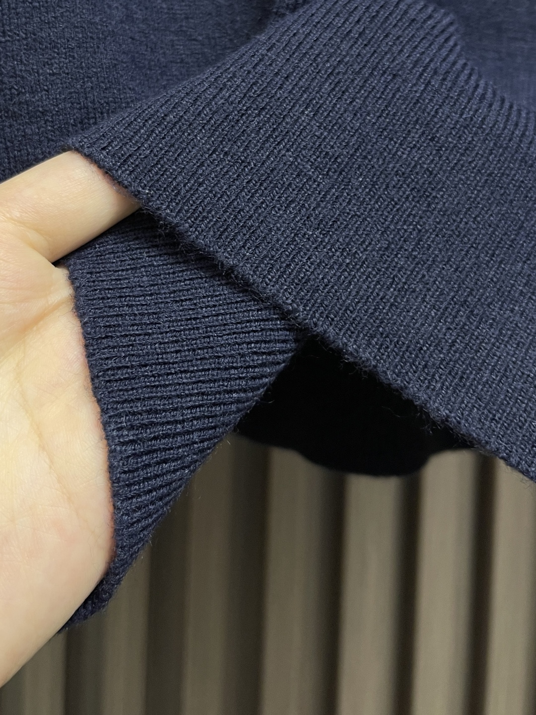 🛒🛒Burberry 2025ss新款针织POLO外套，选用轻盈羊绒混纺平织面料打造，点缀同色系马术骑士