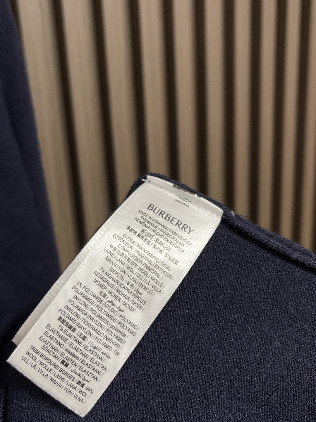 🛒🛒Burberry 2025ss新款针织POLO外套，选用轻盈羊绒混纺平织面料打造，点缀同色系马术骑士