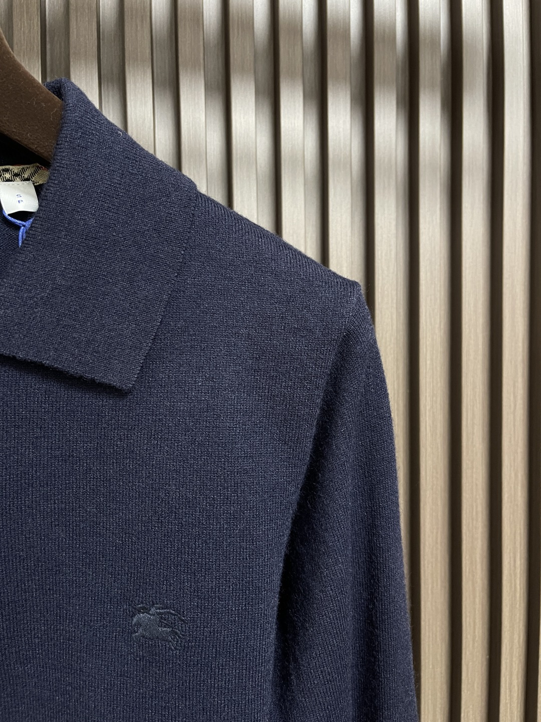 🛒🛒Burberry 2025ss新款针织POLO外套，选用轻盈羊绒混纺平织面料打造，点缀同色系马术骑士