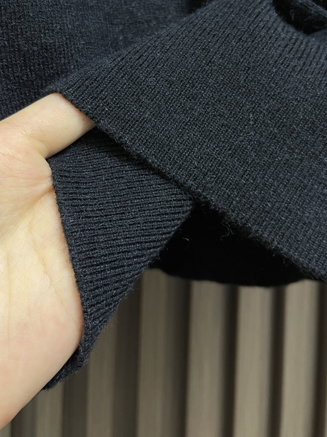 🛒🛒Burberry 2025ss新款针织POLO外套，选用轻盈羊绒混纺平织面料打造，点缀同色系马术骑士