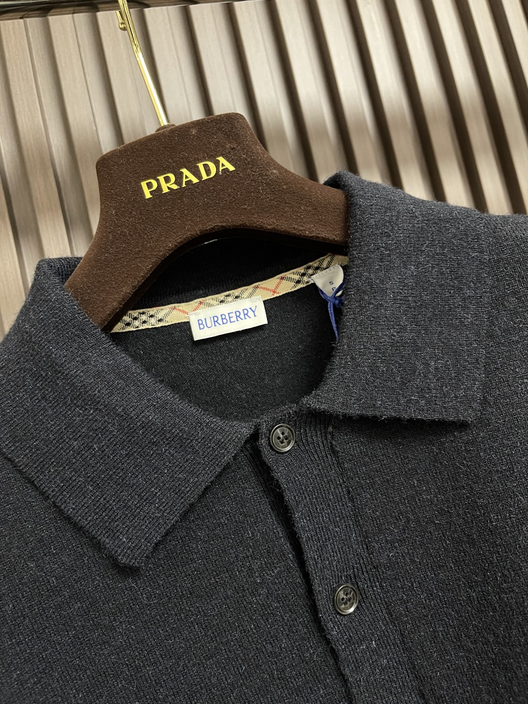 🛒🛒Burberry 2025ss新款针织POLO外套，选用轻盈羊绒混纺平织面料打造，点缀同色系马术骑士