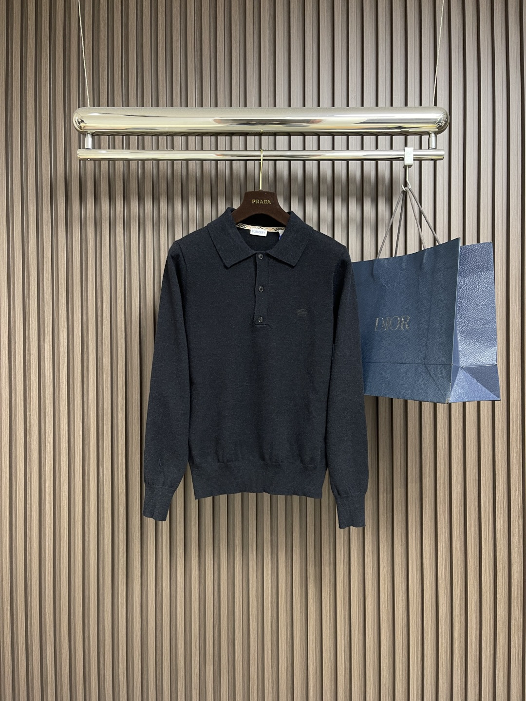 NO:514118,Burberry ss new knitted POLO jacket, made of light cashmere blended flat fabric, embroidered with equestrian knight logo embroidery. Round neck style, presenting a slim fit, and the inner side of the neckline is low-key and Burberry plaid trim is integrated. Size S-XXL, burberry, jackets & coats, alexander wang19860909Burberry ss新款针织POLO外套,选用轻盈羊绒混纺平织面料打造,点缀同色系马术骑士徽标刺绣.圆领款式,呈现修身版型,领口内侧低调融入Burberry格纹饰边.尺码S-XXL,,burberry,jackets & coats,alexander wang,Men's clothing