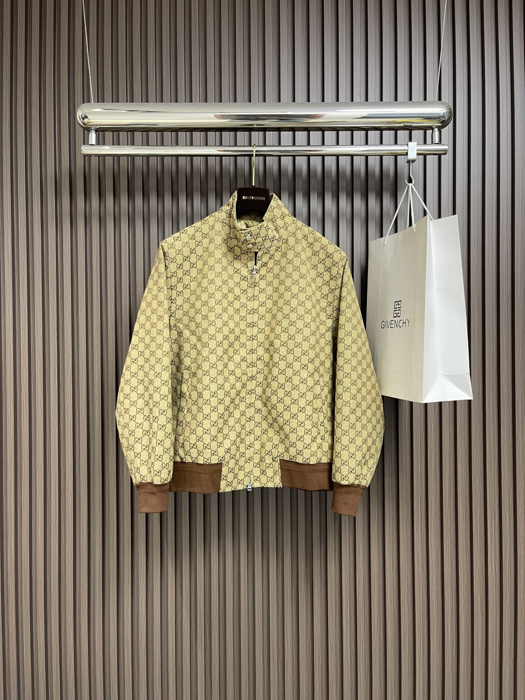 NO:514114,GUCCI canvas pilot jacket jacket, the ss early autumn series uses exquisite and gorgeous fabrics to interpret the elegant charm, creating urban style jackets such as pilot jackets and leather jackets. This jacket is made of camel and dark brown GG canvas, embellished with Gucci metal buttons and knitted piping, showing the exquisite style. Size S-XL, gucci, jackets & coats, jackets & coats, alexander wang19860909GUCCI 帆布飞行员夹克外套,ss早秋系列运用精致又华丽的面料演绎致臻雅韵,缔就飞行员夹克和皮革夹克等都市风格外套.这款夹克采用驼色与深棕色GG帆布打造,点缀Gucci金属纽扣和针织滚边,尽显精致格调.尺码S-XL,,gucci,jackets & coats,jackets & coats,alexander wang,Men's clothing