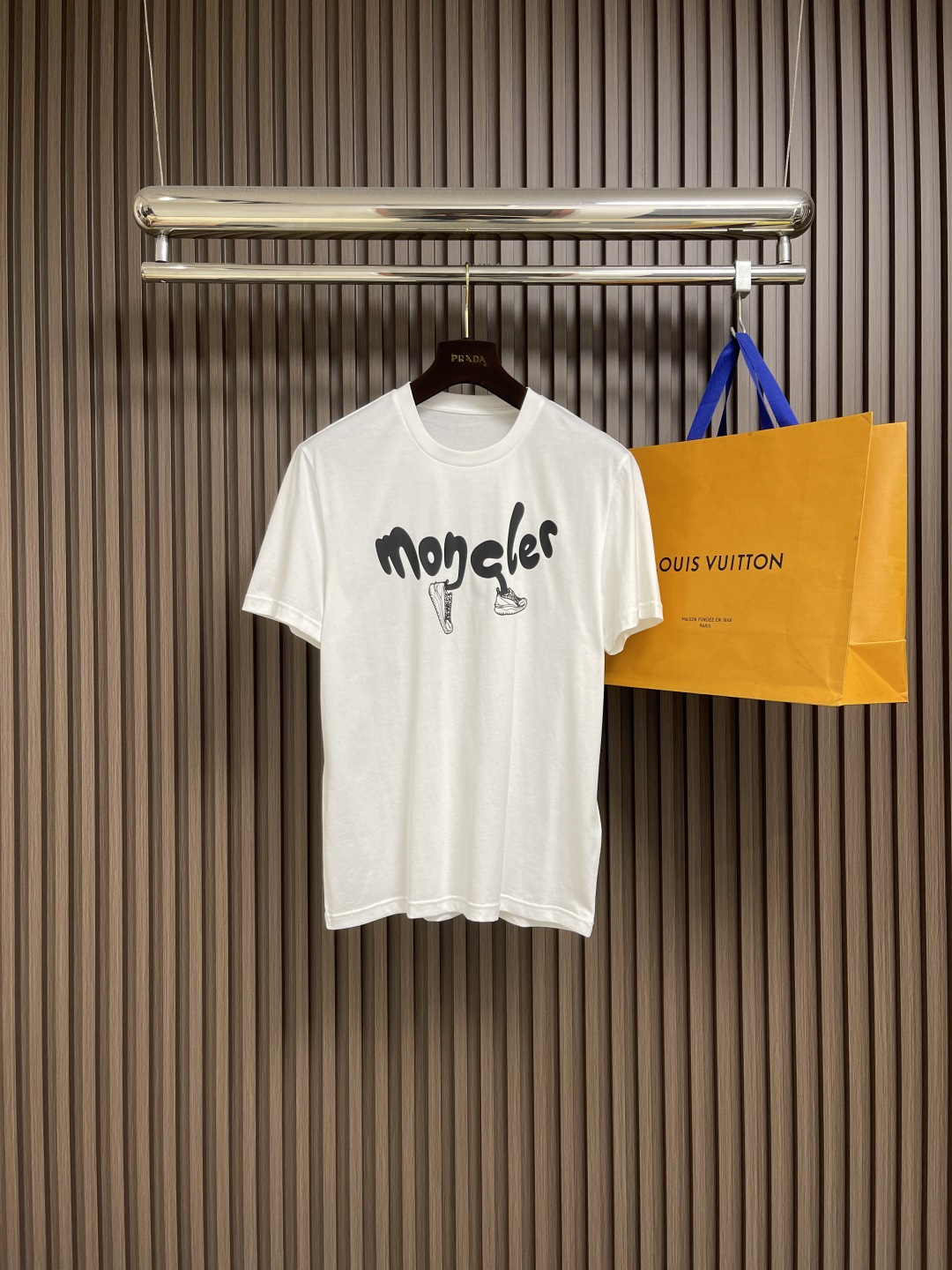 NO:514119,Moncler cartoon printed short-sleeved T-shirt, pure cotton double yarn fabric, color-dyeing fabric, ultra-fine flat screen printing technology, full of trend, fine yarn material is made of mesh board, fixed-dyeing pure cotton fabric, the upper body effect is loose and casual. Size S-XXL S S shoulder width 43cm bust 100cm 66cm M S shoulder width 45cm bust 105cm 67cm L S shoulder width 46cm bust 110cm 69cm XL S shoulder width 48cm bust 115cm 70cm XXL S shoulder width 49cm bust 120cm 72cm, T-shirt,tees,t-shirt,alexander wang19860909Moncler 卡通印花短袖T恤,纯棉双纱面料,对色定染面料,超精细平网印花工艺,潮流感十足,采用细致纱网材质做网板,定染纯棉面料,上身效果宽松休闲.尺码S-XXL S码肩宽43cm胸围100cm 衣长66cm M码肩宽45cm 胸围105cm衣长67cm L码肩宽46cm胸围110cm 衣长69cm XL码肩宽48cm 胸围115cm 衣长70cm XXL码肩宽49cm 胸围120cm 衣长72cm,,T-shirt,tees，t-shirt,alexander wang,Men's clothing