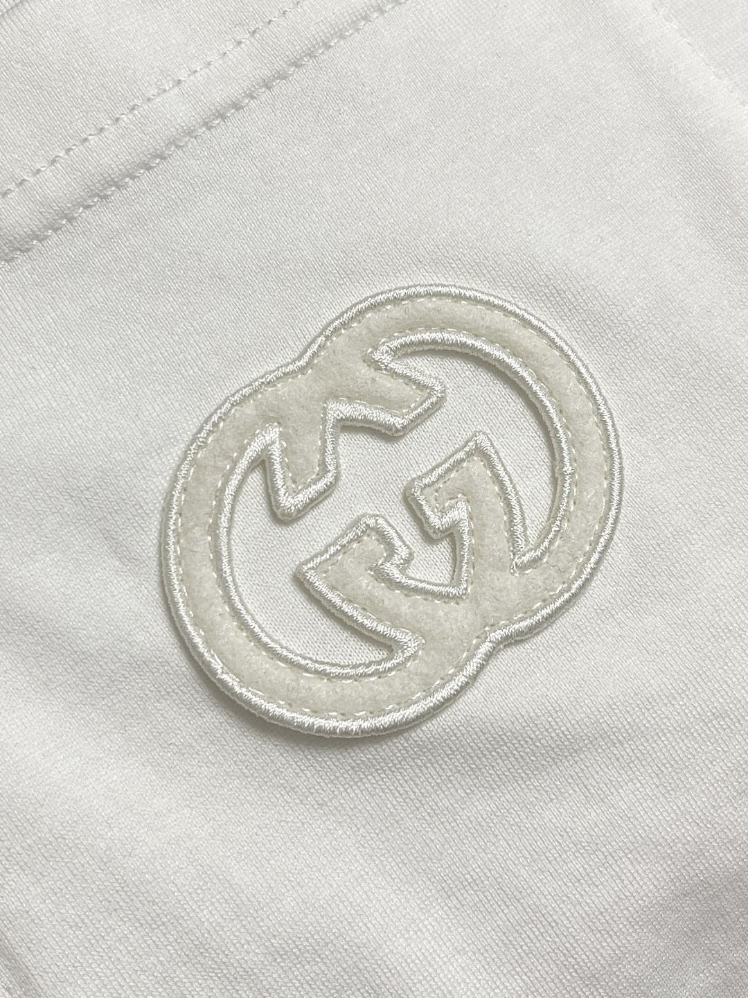 🛒🛒GUCCI 2025SS新款短袖T恤，简约百搭款。客供进口纯棉面料，胸前口袋刺绣logo，不仅挺括，