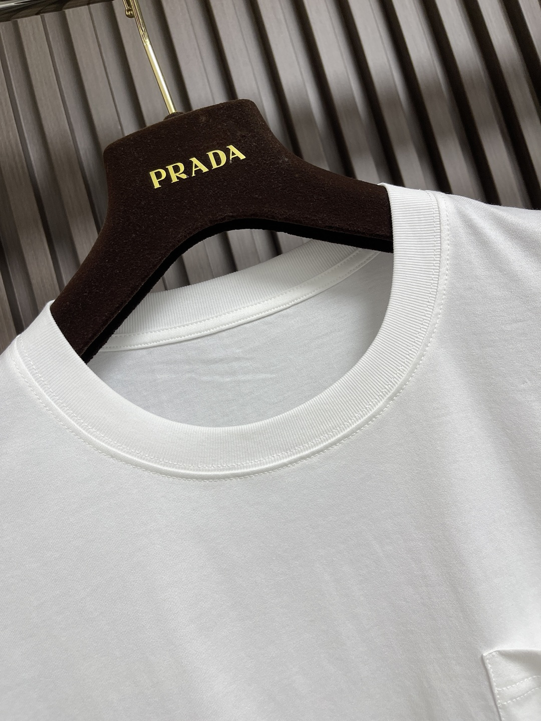 🛒🛒GUCCI 2025SS新款短袖T恤，简约百搭款。客供进口纯棉面料，胸前口袋刺绣logo，不仅挺括，