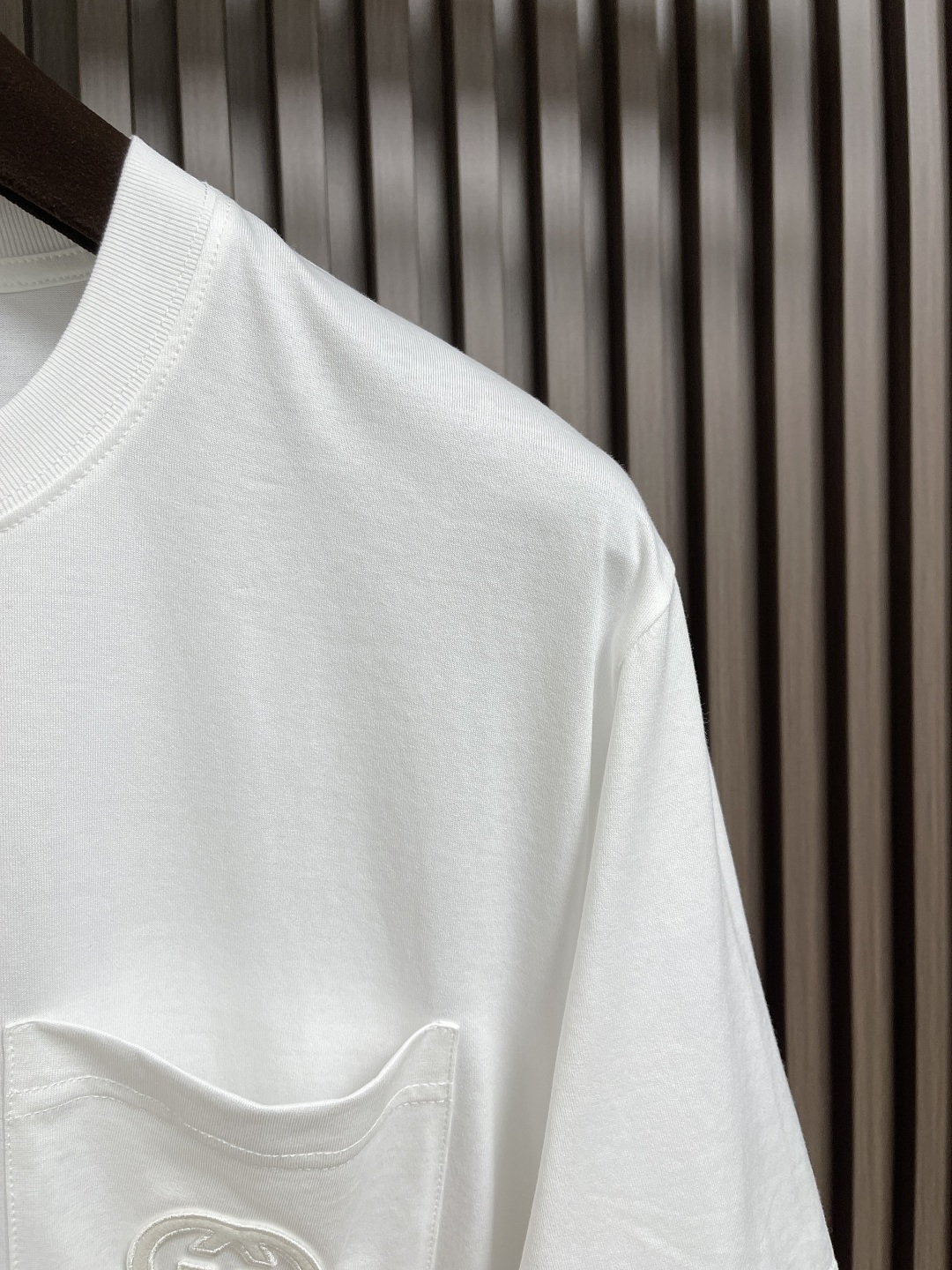 🛒🛒GUCCI 2025SS新款短袖T恤，简约百搭款。客供进口纯棉面料，胸前口袋刺绣logo，不仅挺括，