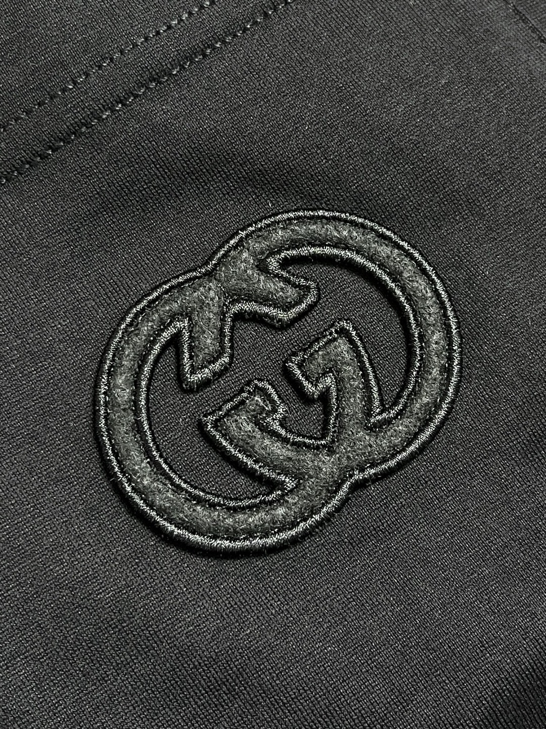 🛒🛒GUCCI 2025SS新款短袖T恤，简约百搭款。客供进口纯棉面料，胸前口袋刺绣logo，不仅挺括，