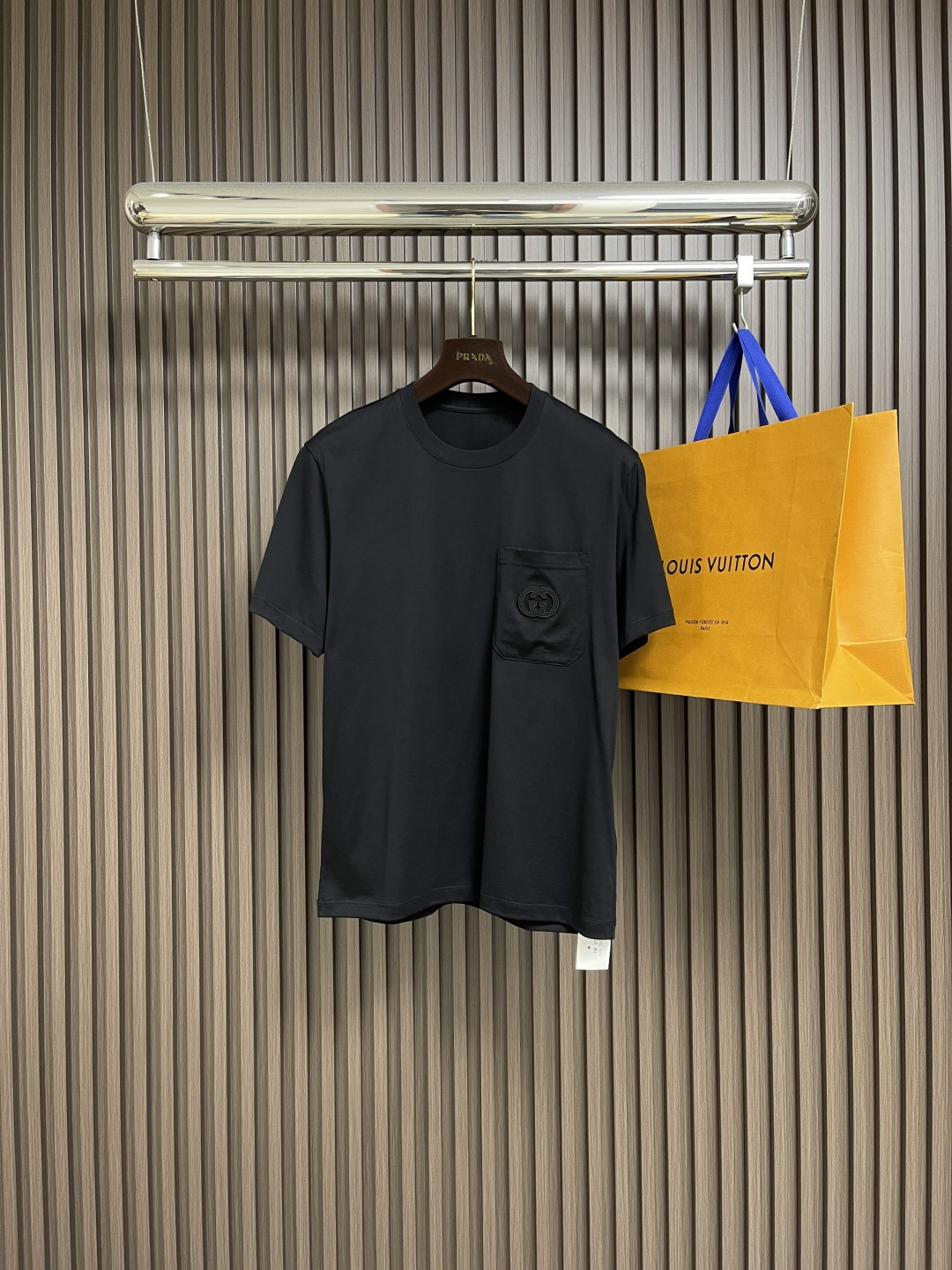 🛒🛒GUCCI 2025SS新款短袖T恤，简约百搭款。客供进口纯棉面料，胸前口袋刺绣logo，不仅挺括，