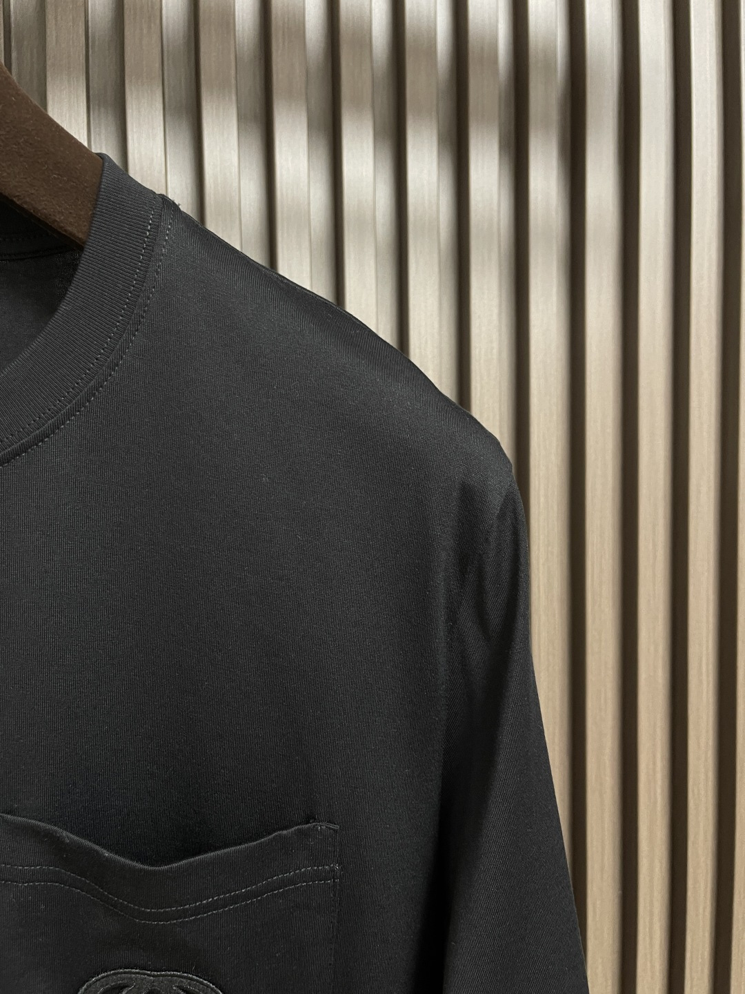 🛒🛒GUCCI 2025SS新款短袖T恤，简约百搭款。客供进口纯棉面料，胸前口袋刺绣logo，不仅挺括，