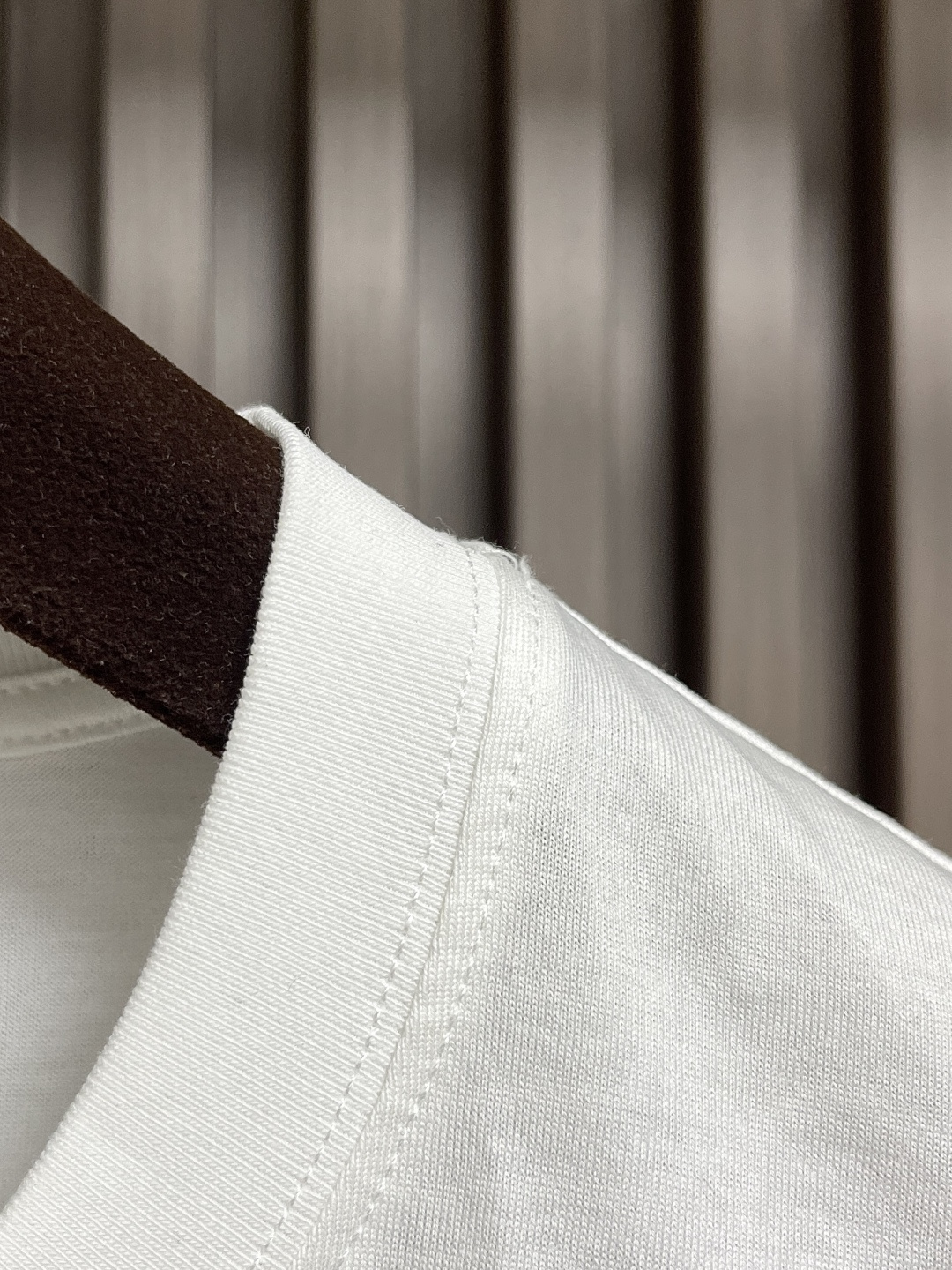 🛒🛒Loewe X On昂跑联名印花短袖T恤，采用280g重磅平纹面料，这款以其卓越的质感和耐用性，成为