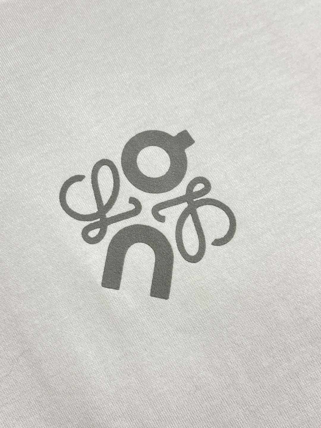 🛒🛒Loewe X On昂跑联名印花短袖T恤，采用280g重磅平纹面料，这款以其卓越的质感和耐用性，成为