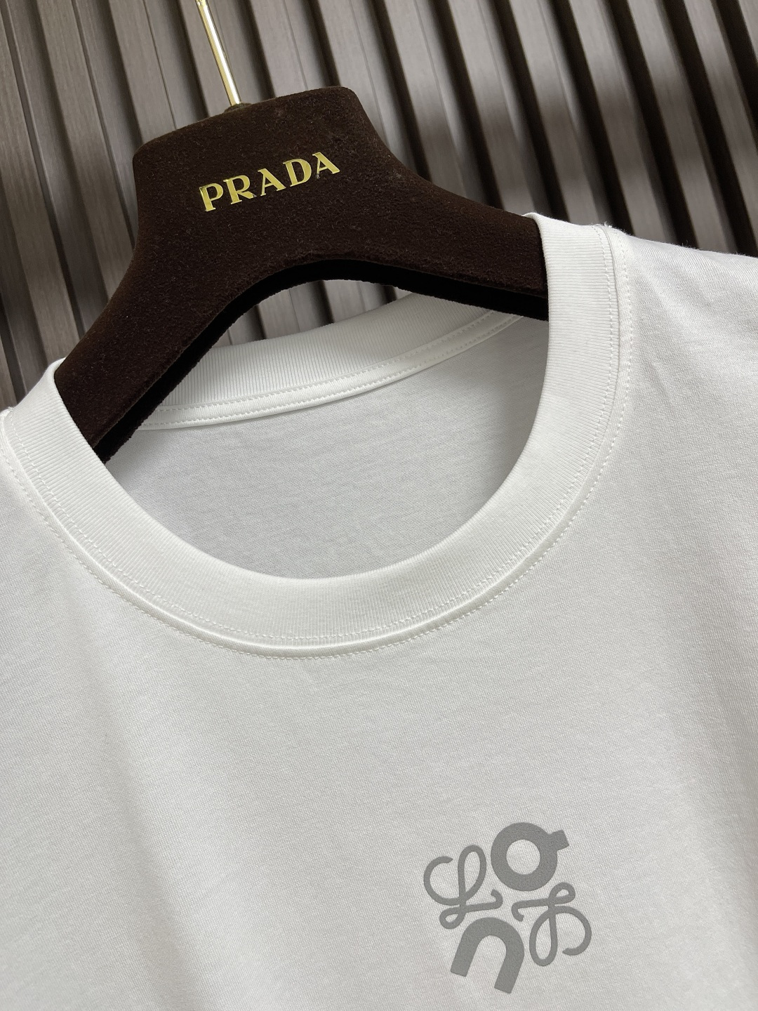 🛒🛒Loewe X On昂跑联名印花短袖T恤，采用280g重磅平纹面料，这款以其卓越的质感和耐用性，成为