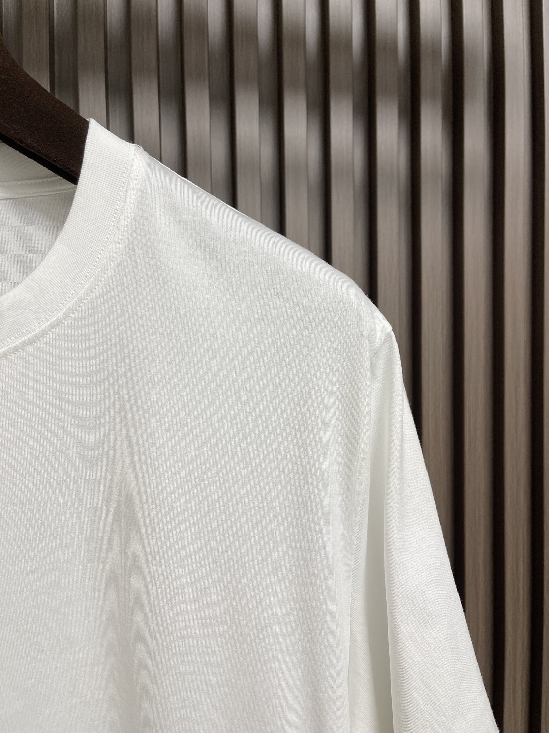 🛒🛒Loewe X On昂跑联名印花短袖T恤，采用280g重磅平纹面料，这款以其卓越的质感和耐用性，成为