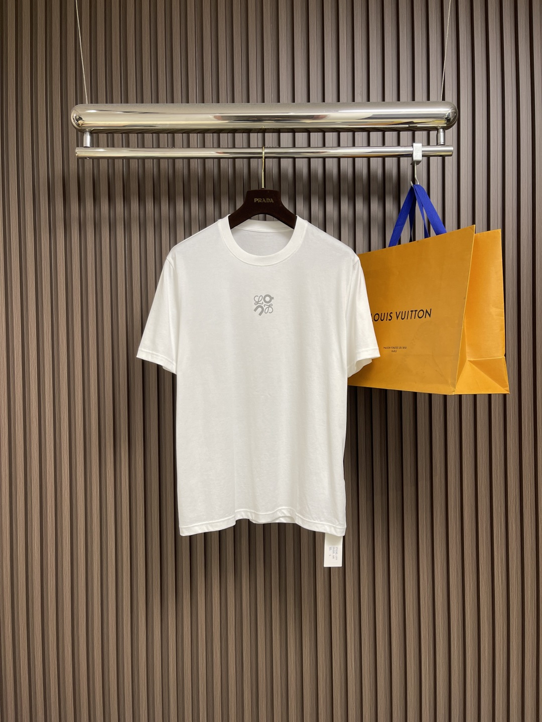 NO:514121,Loewe X On Pao joint printed short-sleeved T-shirt, made of 280g heavy plain fabric, this model has become a must-have in your wardrobe with its excellent texture and durability. Exploring the perfect combination of fashion and sports, LOEWE and On Pao work together to perfectly integrate the brand spirit of the two worlds. The front chest and back collar are cleverly integrated into the classic reflective logo that combines the two brands. The size logo on the inner side of the back collar not only shows the brand logo, but also adds a minimalist and versatile fashion attitude. Size S-XXL S S shoulder width 43cm bust 100cm long 66cm M shoulder width 45cm bust 105cm long 67cm L shoulder width 46cm bust 110cm long 69cm XL shoulder width 48cm bust 115cm  Clothes length 70cm XXL size shoulder width 49cm bust 120cm Clothes length 72cm, loewe, T-shirt,tees, t-shirt,alexander wang19860909Loewe X On昂跑联名印花短袖T恤,采用280g重磅平纹面料,这款以其卓越的质感和耐用性,成为你衣橱中的必备.探索时尚与运动的完美结合,LOEWE与On昂跑携手打造的,将两个世界的品牌精神完美融合.前胸和后领处巧妙地融入了两个品牌结合的经典反光小logo,后领内侧尺码标识压印,不仅尽显品牌标识,更添一份极简百搭的时尚态度.尺码S-XXL S码肩宽43cm胸围100cm 衣长66cm M码肩宽45cm 胸围105cm衣长67cm L码肩宽46cm胸围110cm 衣长69cm XL码肩宽48cm 胸围115cm 衣长70cm XXL码肩宽49cm 胸围120cm 衣长72cm,,loewe,T-shirt,tees，t-shirt,alexander wang,Men's clothing