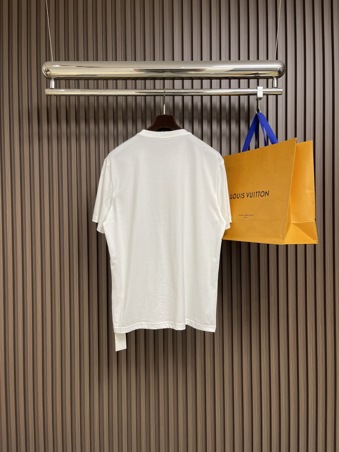 🛒🛒Loewe X On昂跑联名印花短袖T恤，采用280g重磅平纹面料，这款以其卓越的质感和耐用性，成为