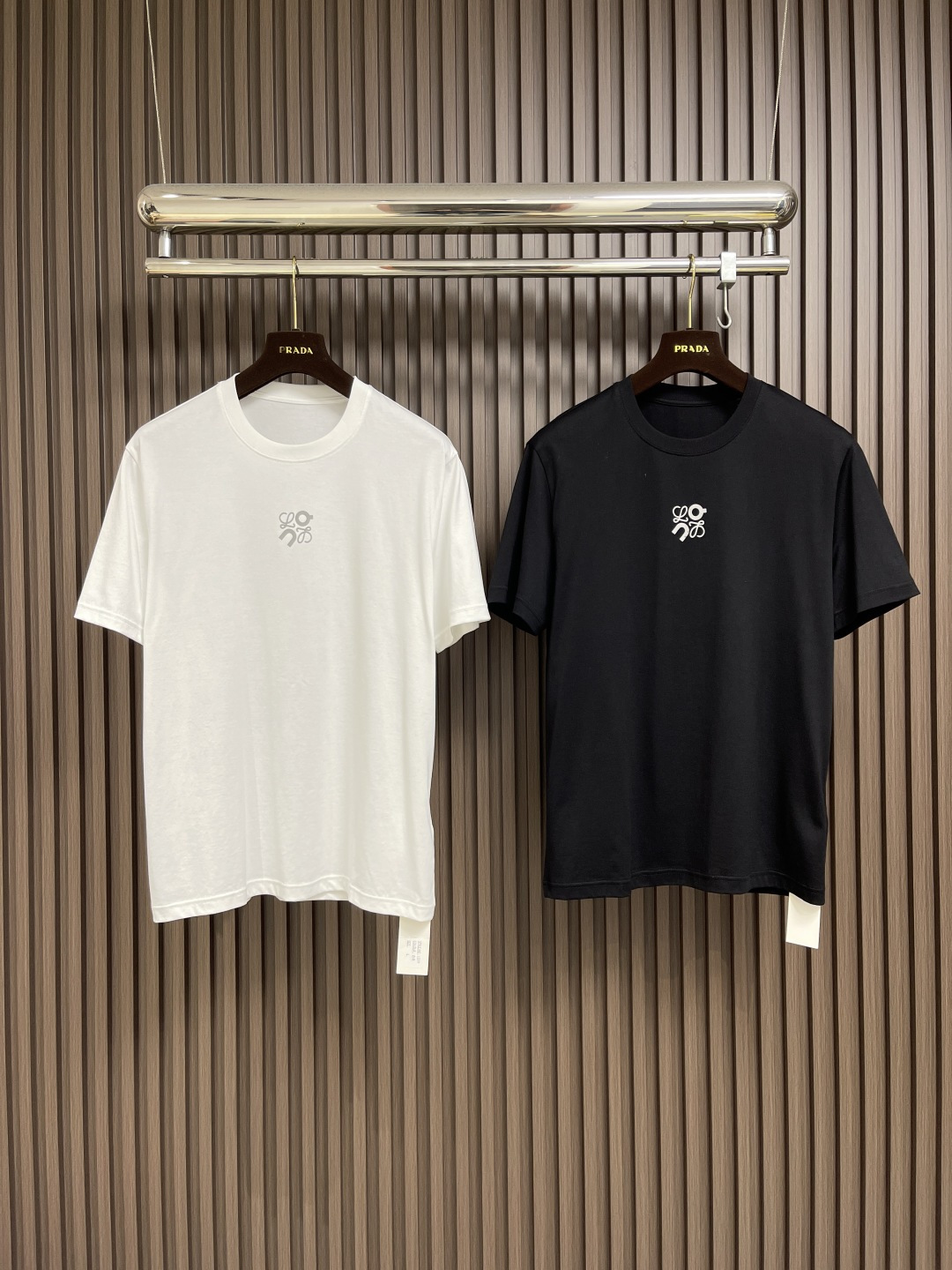 🛒🛒Loewe X On昂跑联名印花短袖T恤，采用280g重磅平纹面料，这款以其卓越的质感和耐用性，成为