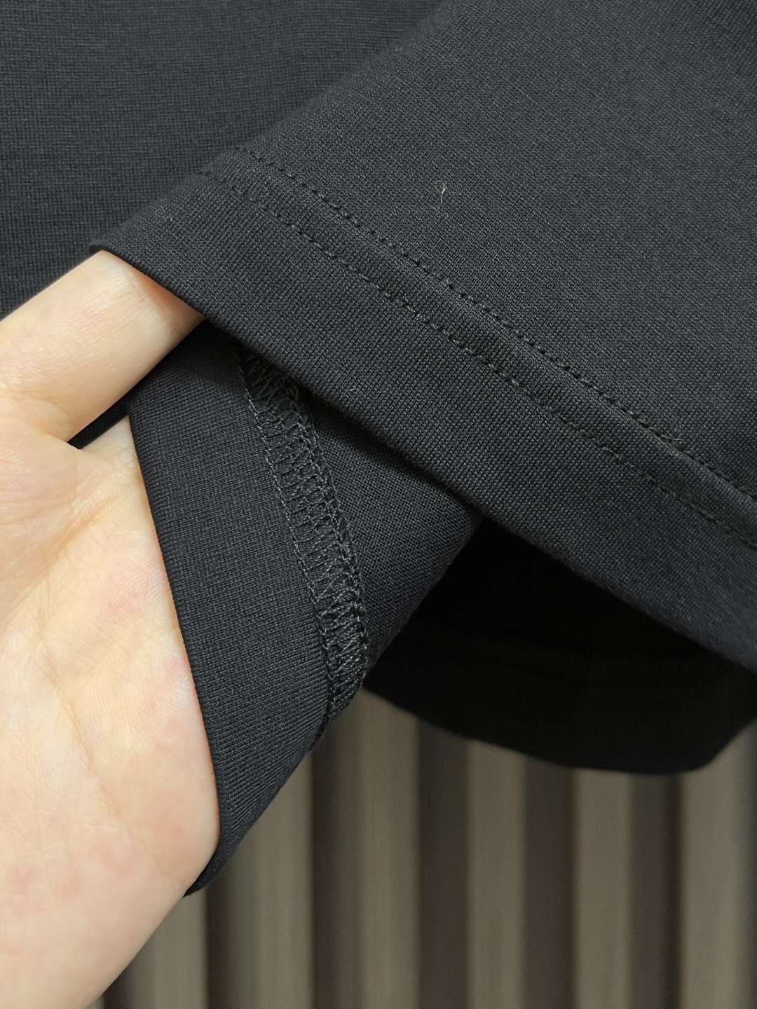 🛒🛒Loewe X On昂跑联名印花短袖T恤，采用280g重磅平纹面料，这款以其卓越的质感和耐用性，成为