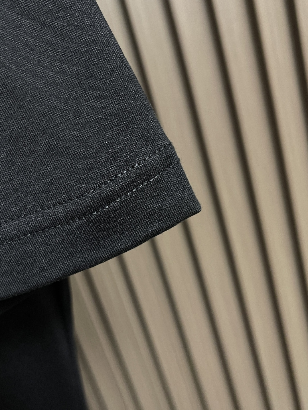 🛒🛒Loewe X On昂跑联名印花短袖T恤，采用280g重磅平纹面料，这款以其卓越的质感和耐用性，成为