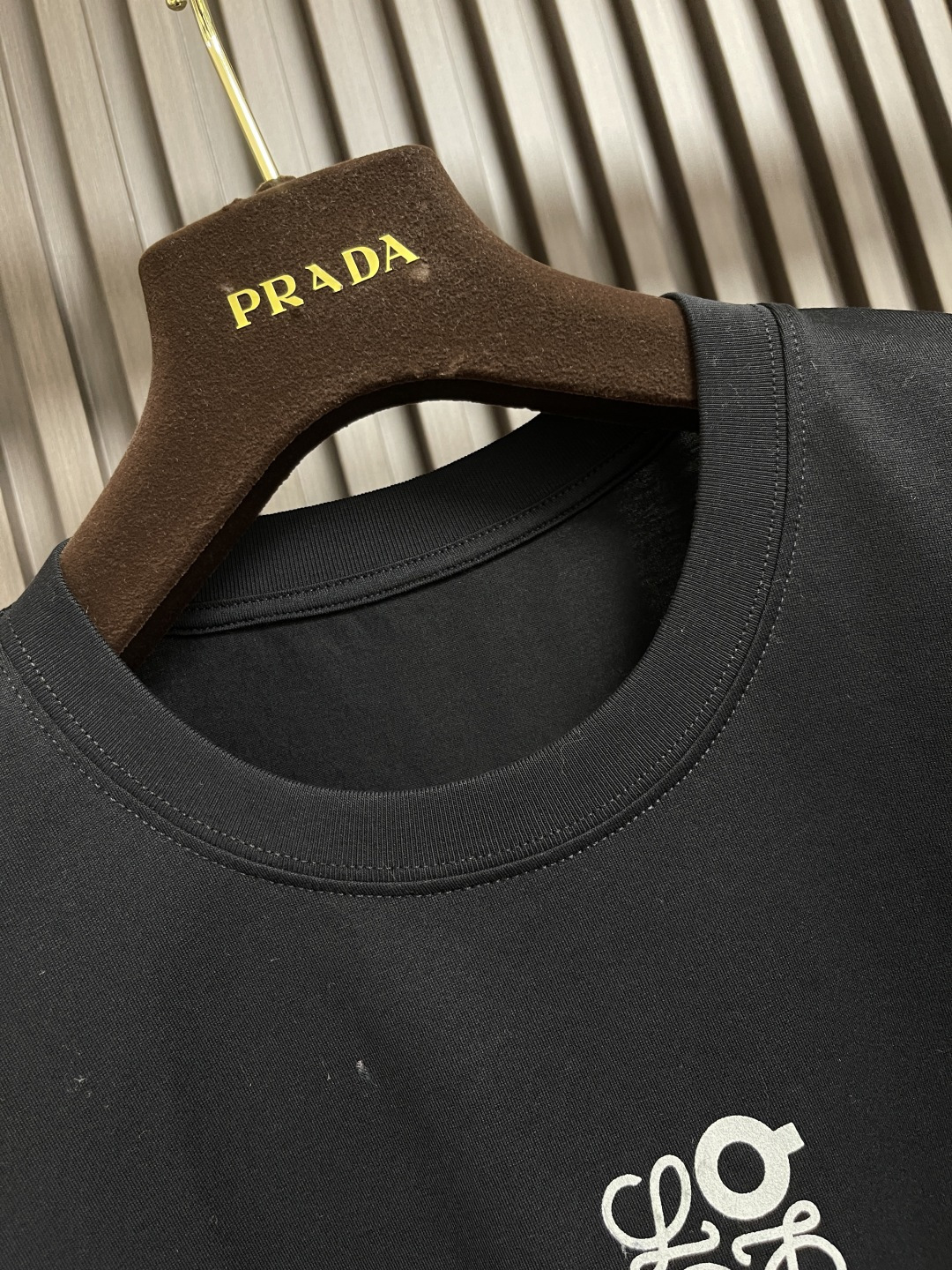 🛒🛒Loewe X On昂跑联名印花短袖T恤，采用280g重磅平纹面料，这款以其卓越的质感和耐用性，成为