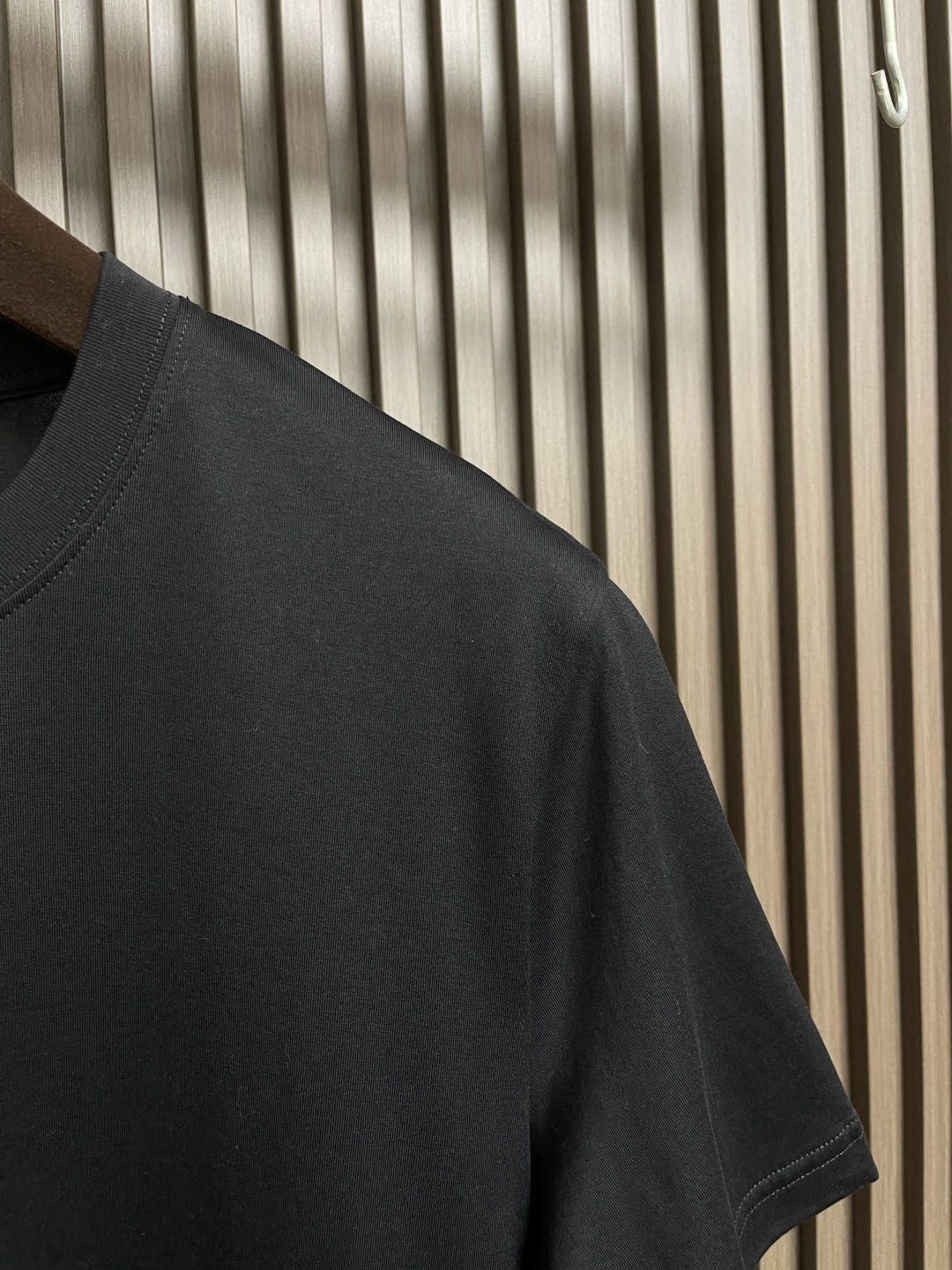 🛒🛒Loewe X On昂跑联名印花短袖T恤，采用280g重磅平纹面料，这款以其卓越的质感和耐用性，成为