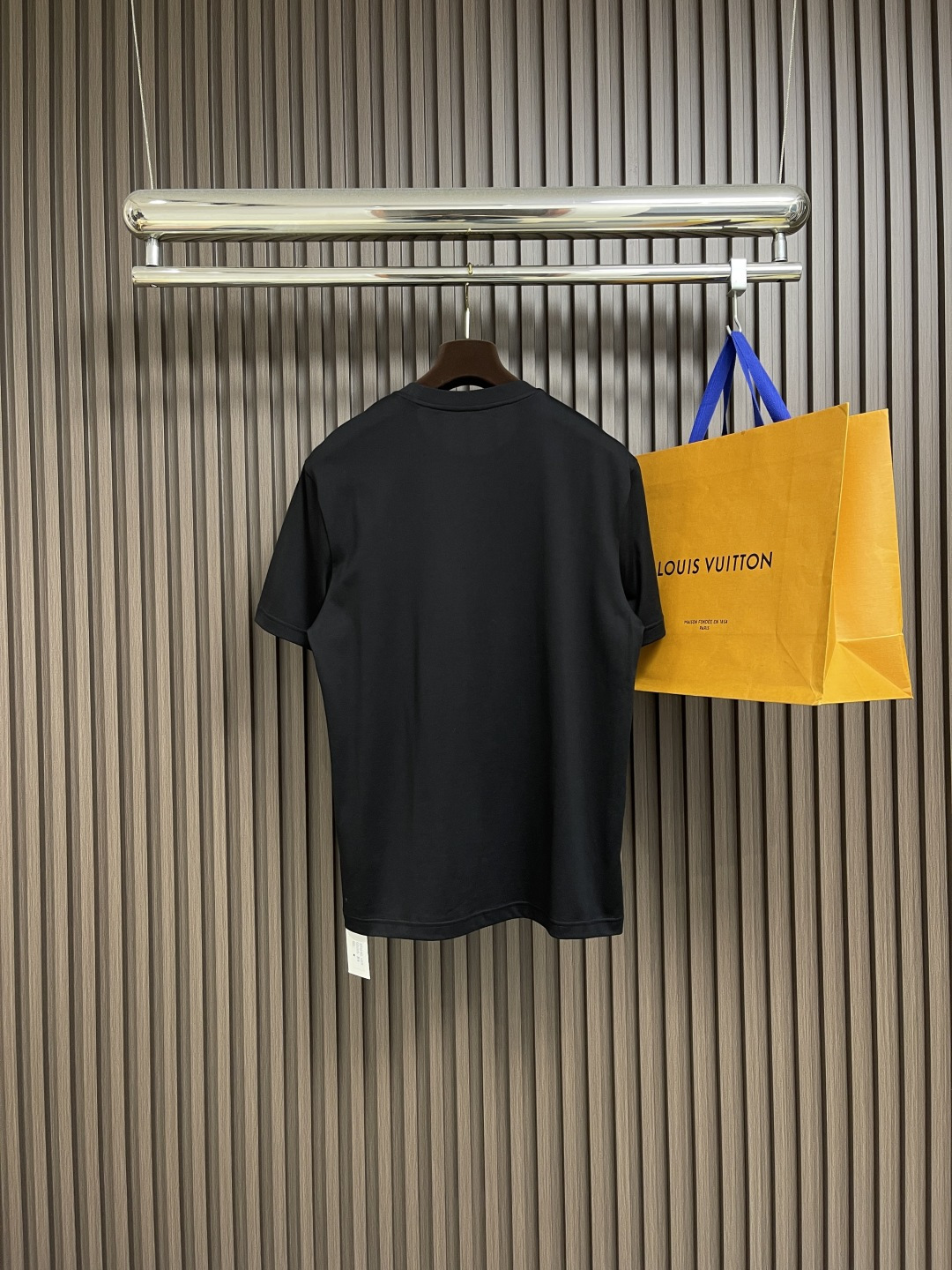 🛒🛒Loewe X On昂跑联名印花短袖T恤，采用280g重磅平纹面料，这款以其卓越的质感和耐用性，成为