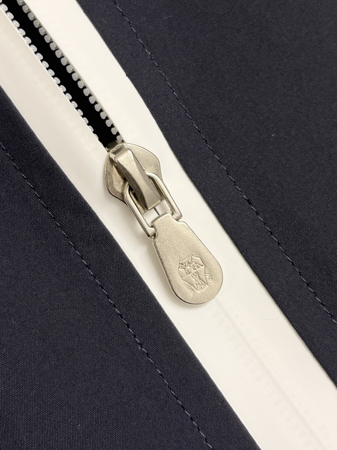 🛒🛒BC 2025SS秋冬防风外套！老钱新贵推荐！ 商务休闲连帽撞色外套 连帽款式 标志LOGO点缀结合