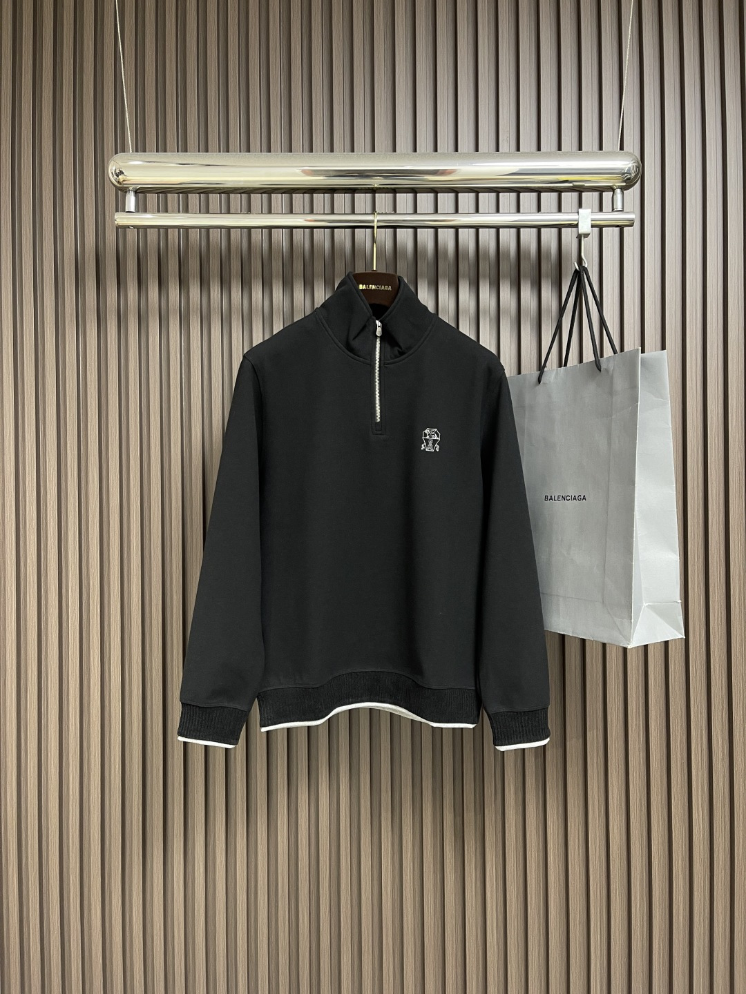 NO:514122,BC SS autumn and winter business casual cashmere blend stand collar jacket. One of the classic autumn and winter practical styles. Small stand collar. The hem cuffs are made of double-stitched details. It has a British retro and fashionable feeling. The breast letter embroidery embroidery. Combined tailoring. The fabric is made of wool-blend material (the blend is easier to handle) Moderate thickness. Comfortable feel. The upper body is warm and breathable. It also has a good sense of crispness. Full-quality order. Size M-3XL,, jackets & coats,alexander wang19860909BC SS秋冬商务休闲羊绒混纺立领外套 经典款秋冬季实穿款式之一 小立领 下摆袖口处采用双料拼接的细节处理 有着英伦复古时尚感 胸标字母刺绣点缀 合体的剪裁 面料采用 羊毛混纺材质（混纺材质更易于打理） 厚度适中 手感舒适 上身 保暖 透气 的同时 又有很好的挺括感 全品相订单.尺码M-3XL,,jackets & coats,alexander wang,Men's clothing