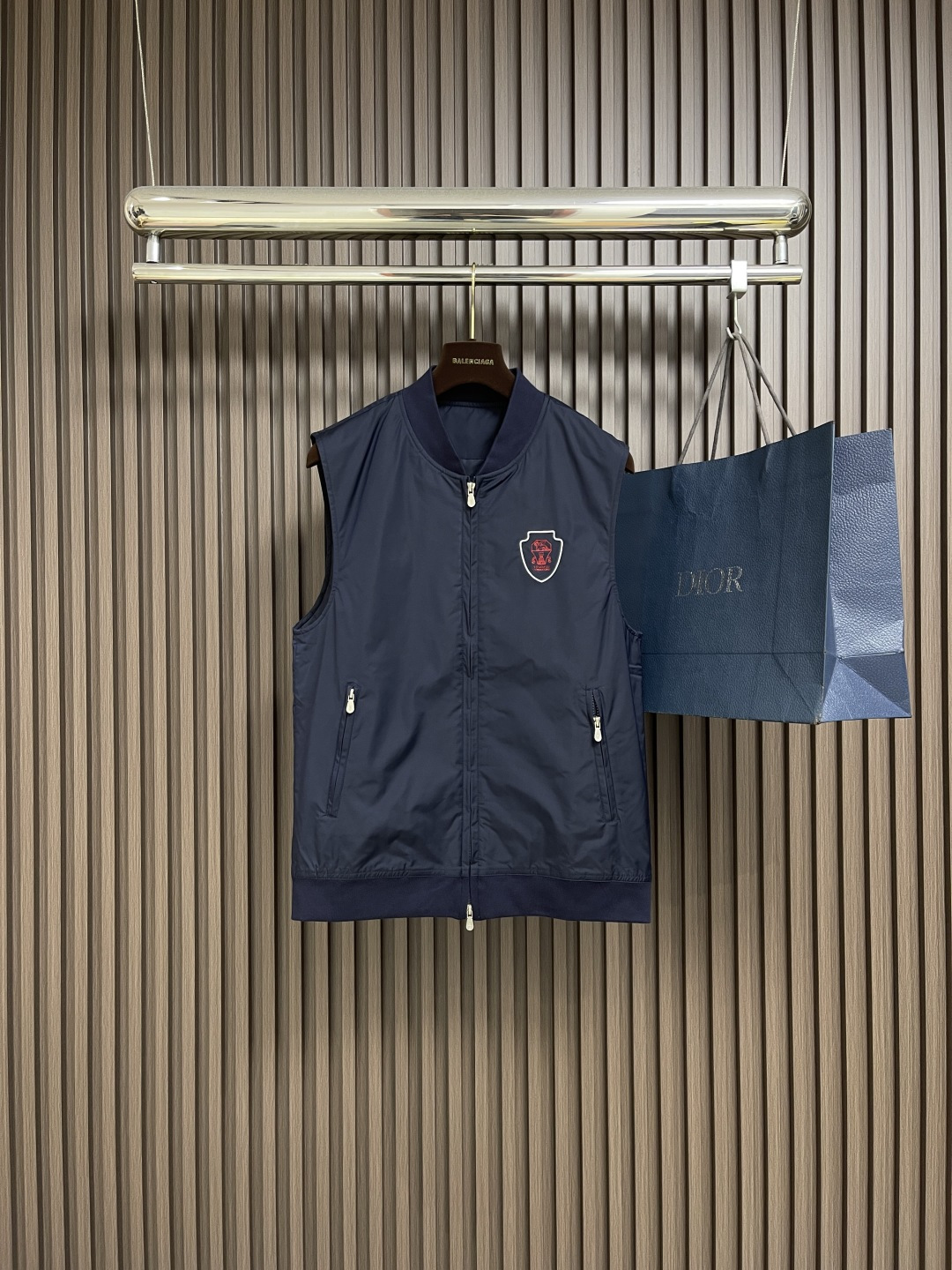 NO:518299,BC 2025 autumn and winter new model!  Recommended by old money upstarts!  Business and casual baseball style Baseball style Logo embellishment combined with placket zipper design Combined style Zipper insert pockets on both sides The seemingly simple design details and nodes are exquisite Tech-blend material with cotton inside, suitable for autumn and winter wear, the upper body is crisp and stylish. Size M-3XL, alexander wang19860909BC 2025秋冬新款！老钱新贵推荐！商务休闲棒球款 棒球款式 标志LOGO点缀结合门襟拉链设计 合体的版型 两侧拉链插袋 看似简约的设计细节点缀精益求精 科技混纺材质 内里加棉 适合秋冬穿着 上身挺括有型.尺码M-3XL,,alexander wang,Men's clothing