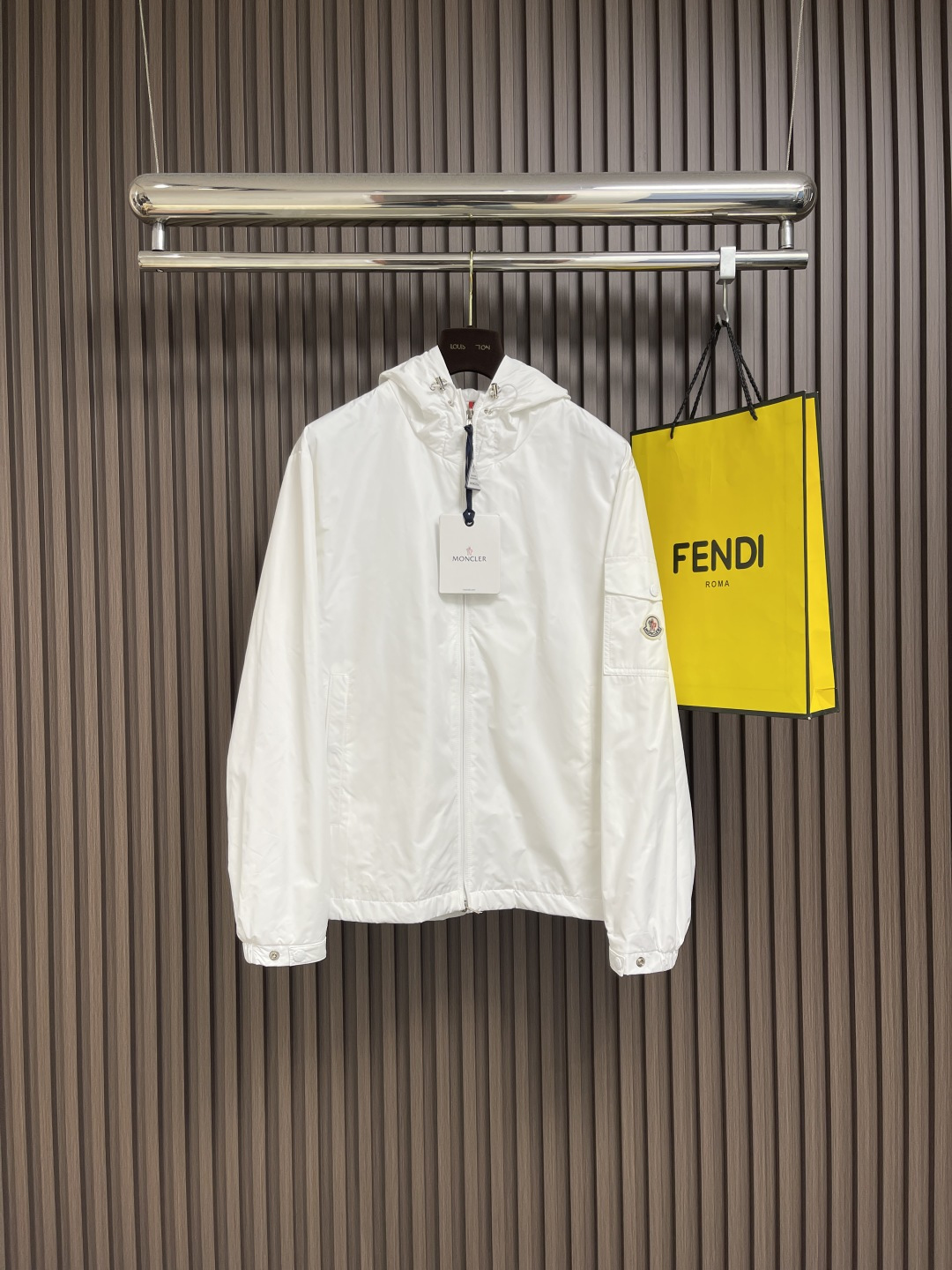 🛒🛒Moncler 2025ss早秋新款连帽夹克外套，袖臂口袋仔章刺绣logo外套，穿上就是舒适自在又显