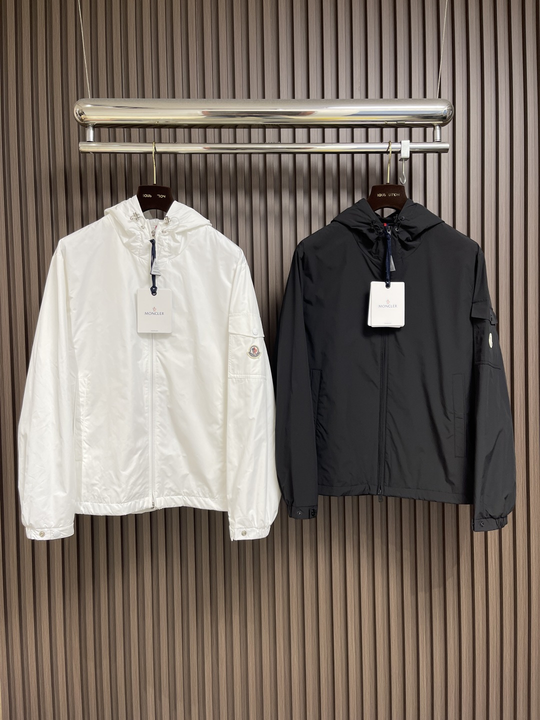 🛒🛒Moncler 2025ss早秋新款连帽夹克外套，袖臂口袋仔章刺绣logo外套，穿上就是舒适自在又显