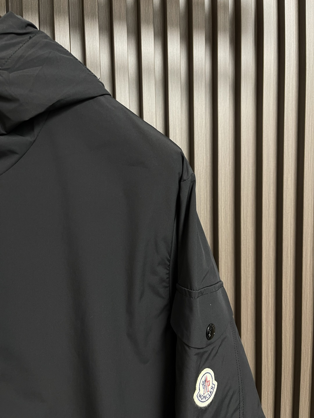 🛒🛒Moncler 2025ss早秋新款连帽夹克外套，袖臂口袋仔章刺绣logo外套，穿上就是舒适自在又显