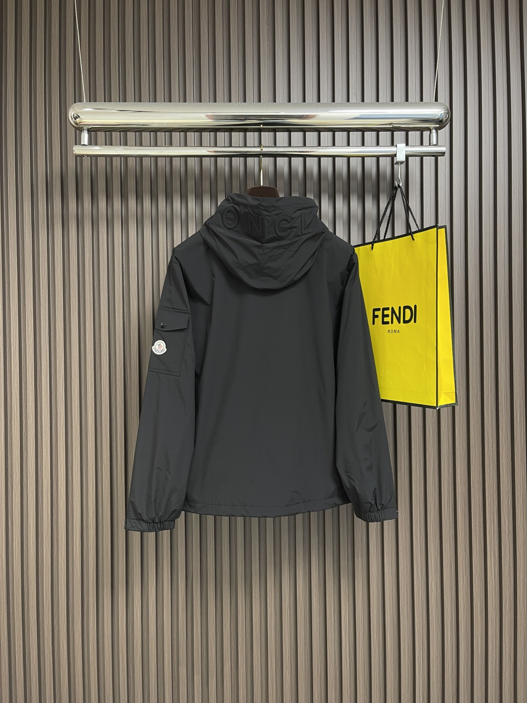 🛒🛒Moncler 2025ss早秋新款连帽夹克外套，袖臂口袋仔章刺绣logo外套，穿上就是舒适自在又显