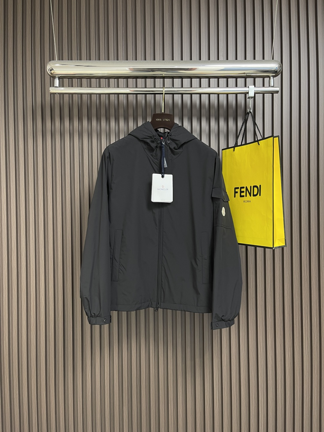 NO:514131,Moncler Ss Early Autumn New Hooded Jacket Jacket, Sleeve Pocket Embroidered Logo Jacket, It is comfortable and comfortable to wear, lazy and casual, combined with clean and simple colors, it is particularly pleasing to look at. Suitable for daily wear ~ Size 48-56, Jackets & Coats, Jackets & Coats, Hats, Alexander Wang19860909Moncler ss早秋新款连帽夹克外套,袖臂口袋仔章刺绣logo外套,穿上就是舒适自在又显瘦的存在,慵懒而随性,结合干净简单的色系就特别耐看,适合日常穿着～尺码48-56,,jackets & coats,jackets & coats,hats,alexander wang,Men's clothing