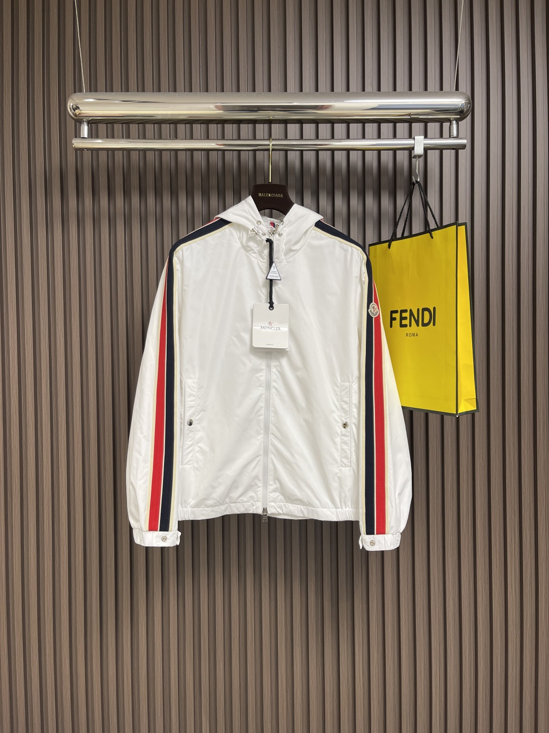 NO:518320,Moncler 2025SS early autumn color-blocked webbing design hooded jacket jacket, the fabric surface is smooth and delicate, presenting a fine texture and shimmer feeling, soft, moderate, smooth and drooping, and it is not pill-resistant. The fabric is firm and solid, wrinkle-resistant, and has excellent moisture absorption and breathability. The inner layer of nylon is soft, glutinous and warm and comfortable. The colored striped webbing design on the side of the sleeves, and classic logo letters. While double the fashion sense, its recognition and luxury are unquestionable!  The neat and capable tailoring and soft fabrics are combined with hardness and softness to create a natural sense of high-end, and still retain the sexy style under the ease!  The simple and capable design is elegant and elegant, and the neat tailoring techniques make the upper body fit and fit, with a tall and tough outline, which is definitely the best choice for those who taste it!  Size 48-56, Jackets & coats, Jackets & coats, Hats, Alexander wang19860909Moncler 2025SS早秋侧边拼色织带设计连帽夹克外套,织物布面光洁细腻,呈现出细密的肌理和微光感,柔软适中顺滑有垂感,抗磨不起球,面料牢固结实,抗皱性强,吸湿性与透气性都极为优越,内层尼龙,软糯保暖舒适,衣身袖侧彩色条纹织带设计,经典徽标字母,倍增时尚感的同时,其辨识度与奢华感更是毋庸置疑的！利落干练的剪裁搭配柔软细腻的面料,刚柔并济迸发出自然的高级感,在潇洒之下依然保留性感风格！简单干练的设计,富有气质又不失儒雅,加上利落的剪裁手法,使得上身后的版型合体服帖,轮廓挺拔硬朗,绝对是品味人士的不二之选！尺码48-56,,jackets & coats,jackets & coats,hats,alexander wang,Men's clothing