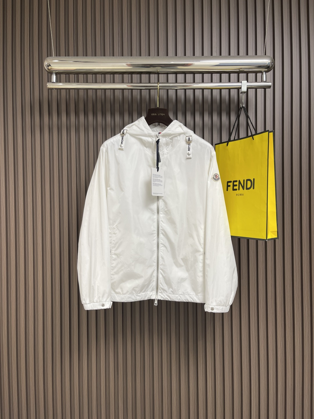 NO:516684,Moncler 2025SS early autumn new hooded jacket jacket, the product is made of fine and soft fabric made of polyester fiber, which is delicate in texture, has good warmth and breathability. The fine fabric structure makes it more wear-resistant and washable. The visual draping feeling of ready-to-wear is hard to wrinkle, and can maintain good aesthetics. The product uses precise tailoring to make the ready-to-wear form a close-fitting shoulder and chest. The sleeves and arms are decorated with the brand's iconic logo, making it more recognizable. Flat beef tendon cuffs and paired with cuff snap adjustment straps, which can adjust the position of fitting the wrist or comfort according to needs. Size 48-56,, jackets & coats, jackets & coats, hats, alexander wang19860909Moncler 2025SS早秋新款连帽夹克外套,产品选用聚酯纤维制成的细密柔软面料,其质地细腻,具有良好的保暖效果,同时兼具透气性.细密的面料结构使其更具耐磨性,耐洗性.成衣视觉上面垂坠感好不易褶皱,能保持良好的美观性.产品通过精准的剪裁,使成衣形成贴身的肩部与胸部.袖臂饰有品牌标志性LOGO,使其更具辨识度.扁牛筋收袖口,搭配袖口按扣调节带,可根据需求调整贴合手腕或舒适度的位置.尺码48-56,,jackets & coats,jackets & coats,hats,alexander wang,Men's clothing