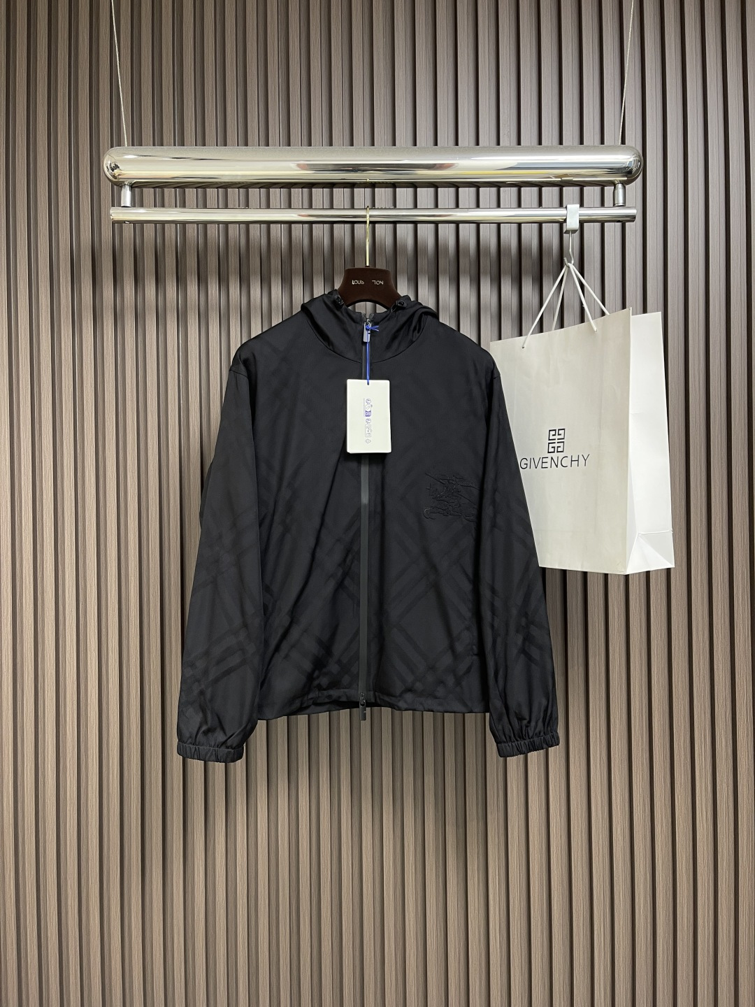 NO:516688,Burberry  Jacquard twill embroidered jacket, a very durable fabric (nylon) made of nylon as the base. The density is only 1.14gCM3, which reduces its weight by 20. At the same time, it has extremely strong wear resistance and is difficult to bleed after repeated friction. After a lot of exercise, its hydrophobic fibers form a capillary effect, guiding sweat to evaporate quickly. The warp yarn is divided by a sheath lifting device, and the electron jacquard electromagnetic needle is controlled at 0.01 seconds per needle speed to make the weft yarn  Interweave with warp yarn at a specific location to form preset oblique dark patterns. The solid embroidery area and laser area are preset by using the CAD plate making system, and a high-precision war horse embroidery of 8798 needles is formed through the embroidery machine at a needle speed of 1000rpm. Then, laser cutting technology is used to accurately remove the base fabric at the edge of the embroidery, and the laser accuracy of ±0.1mm makes the embroidery body smooth and burrless. Size 48-56, burberry, jackets  & coats,jackets & coats,alexander wang19860909Burberry 提花斜纹格绣花夹克外套,选用锦纶为基底打造的一款耐用性极强的面料（尼龙）.密度仅1.14gCM3,使其同等厚度下重量减轻20.同时耐磨性极强,反复摩擦不易起毛.大量运动之后其疏水纤维形成毛细效应,引导汗液快速蒸发.通过提综装置控制经纱分成,电子提花机电磁针以0.01秒每针速度控制,使纬纱在特定位置与经纱交织,形成预设的斜格暗纹.采用CAD制版系统预设实体绣区域和激光区域,通过绣花机1000rpm针速形成达8798针高精度战马刺绣.再使用激光切割工艺,在绣花边缘区域精准移除底布面料,±0.1mm的激光精度使绣体平滑无毛边.尺码48-56,,burberry,jackets & coats,jackets & coats,alexander wang,Men's clothing