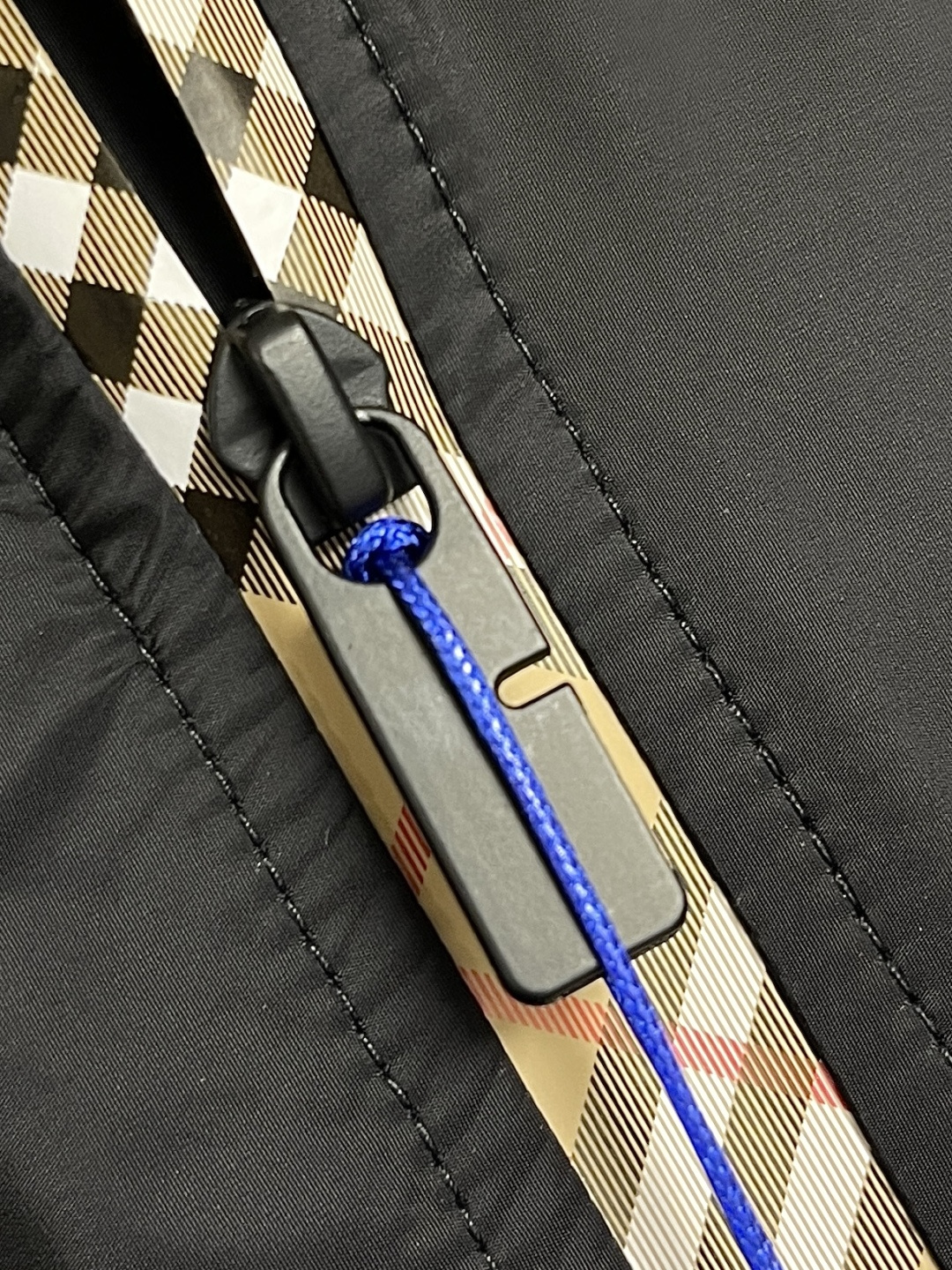 🛒🛒Burberry 2025Fw新款格纹尼龙立领防晒外套，融入 Burberry 格纹饰带和B 字型拉