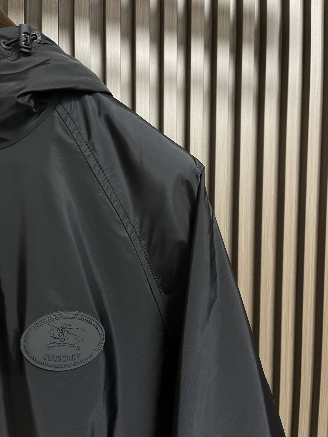 🛒🛒Burberry 2025Fw新款格纹尼龙立领防晒外套，融入 Burberry 格纹饰带和B 字型拉