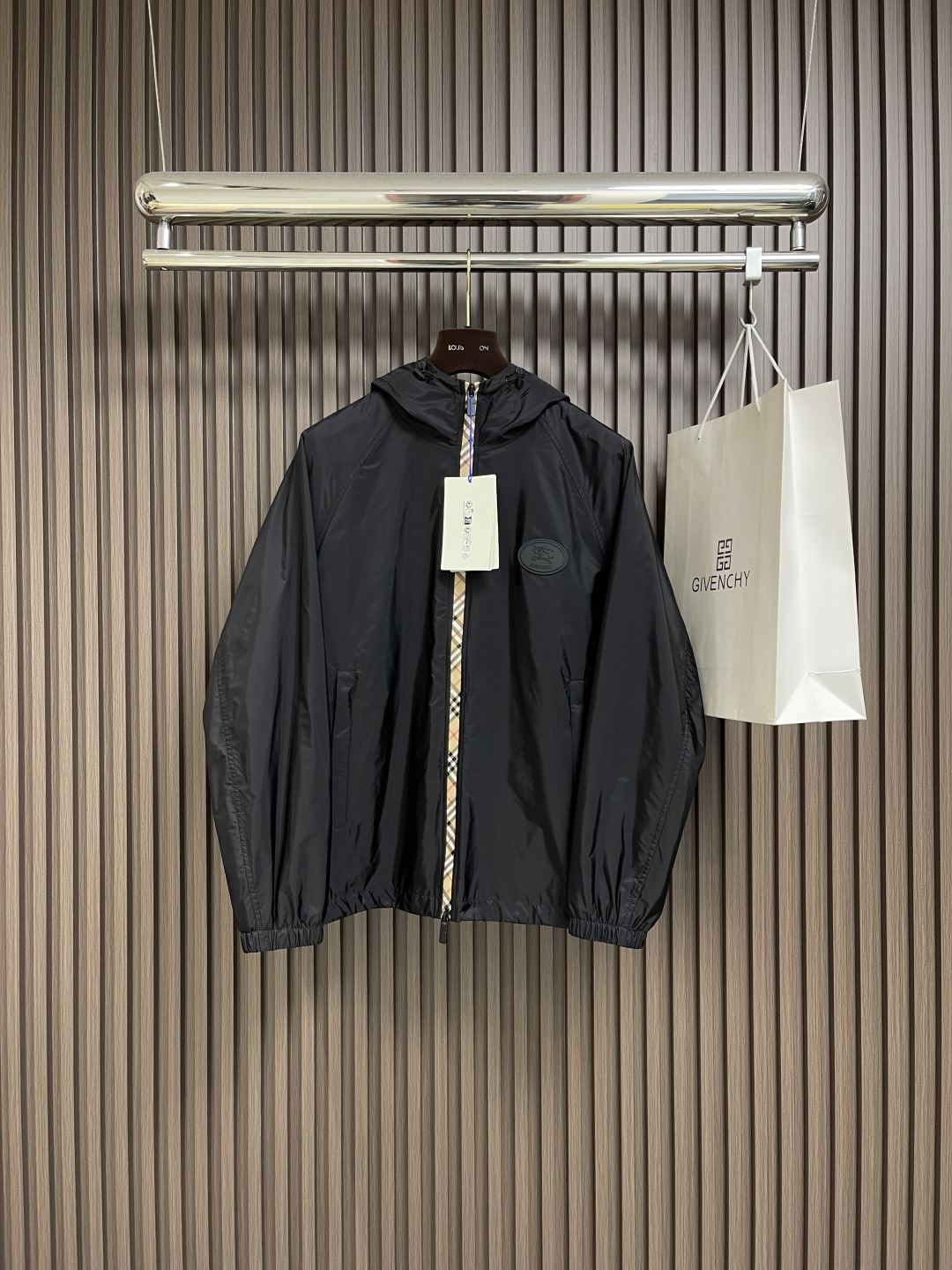 NO:516686,Burberry 2025Fw new plaid nylon hooded sun protection jacket, incorporates Burberry plaid strip and B-shaped zipper head. The texture is light and provides a casual style. Decorative Knight's seal decals are derived from the classic pattern of the 1980s brand bag. Size 48-56, burberry, jackets & coats, hats, alexander wang19860909Burberry 2025Fw新款格纹尼龙连帽防晒外套,融入 Burberry 格纹饰带和B 字型拉链头.质地轻盈,呈现休闲版型.装饰骑士印章贴花,源自 1980年代品牌包款的典藏图案.尺码48-56,,burberry,jackets & coats,hats,alexander wang,Men's clothing