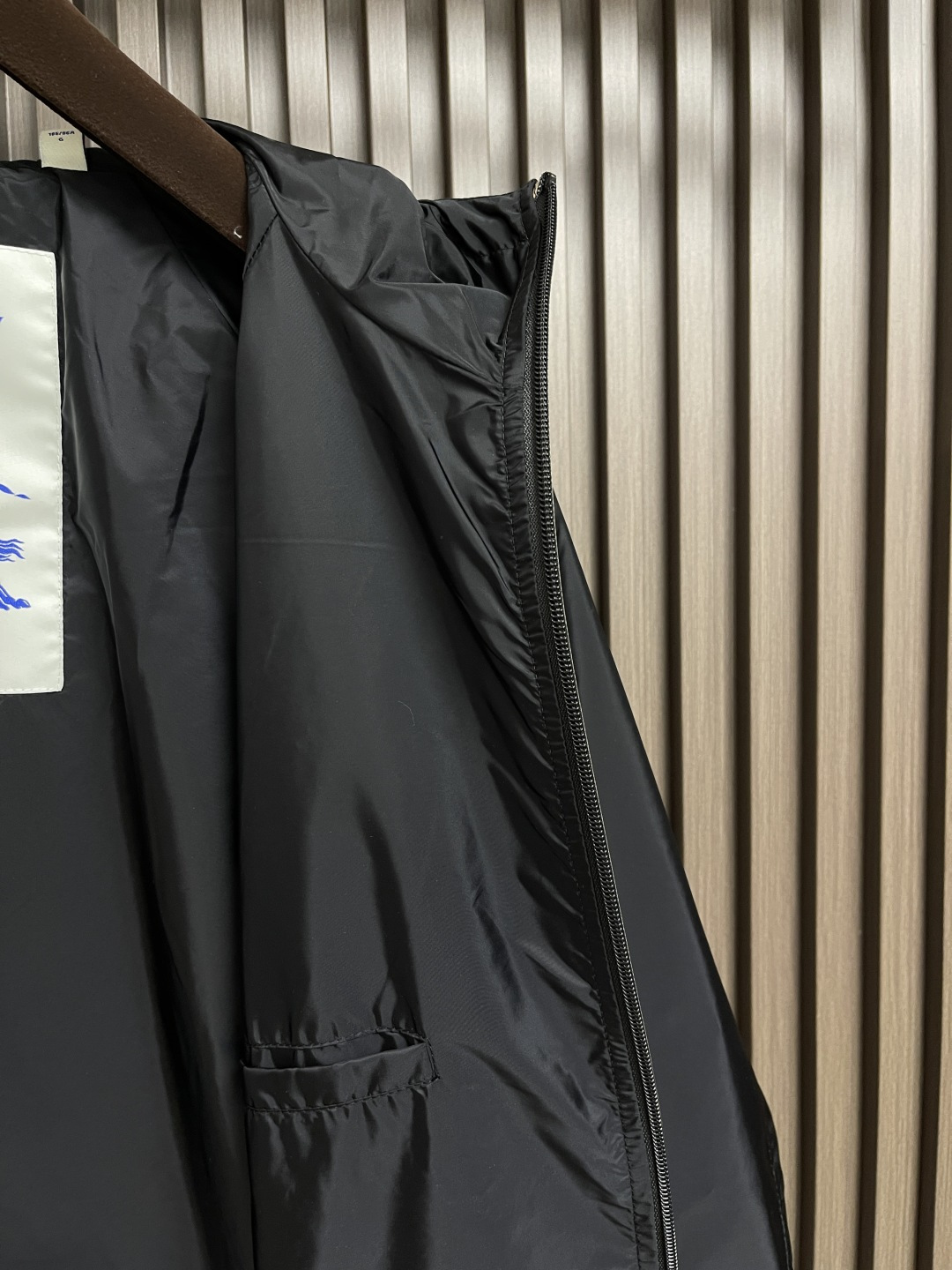 🛒🛒Burberry 2025Fw新款格纹尼龙立领防晒外套，融入 Burberry 格纹饰带和B 字型拉